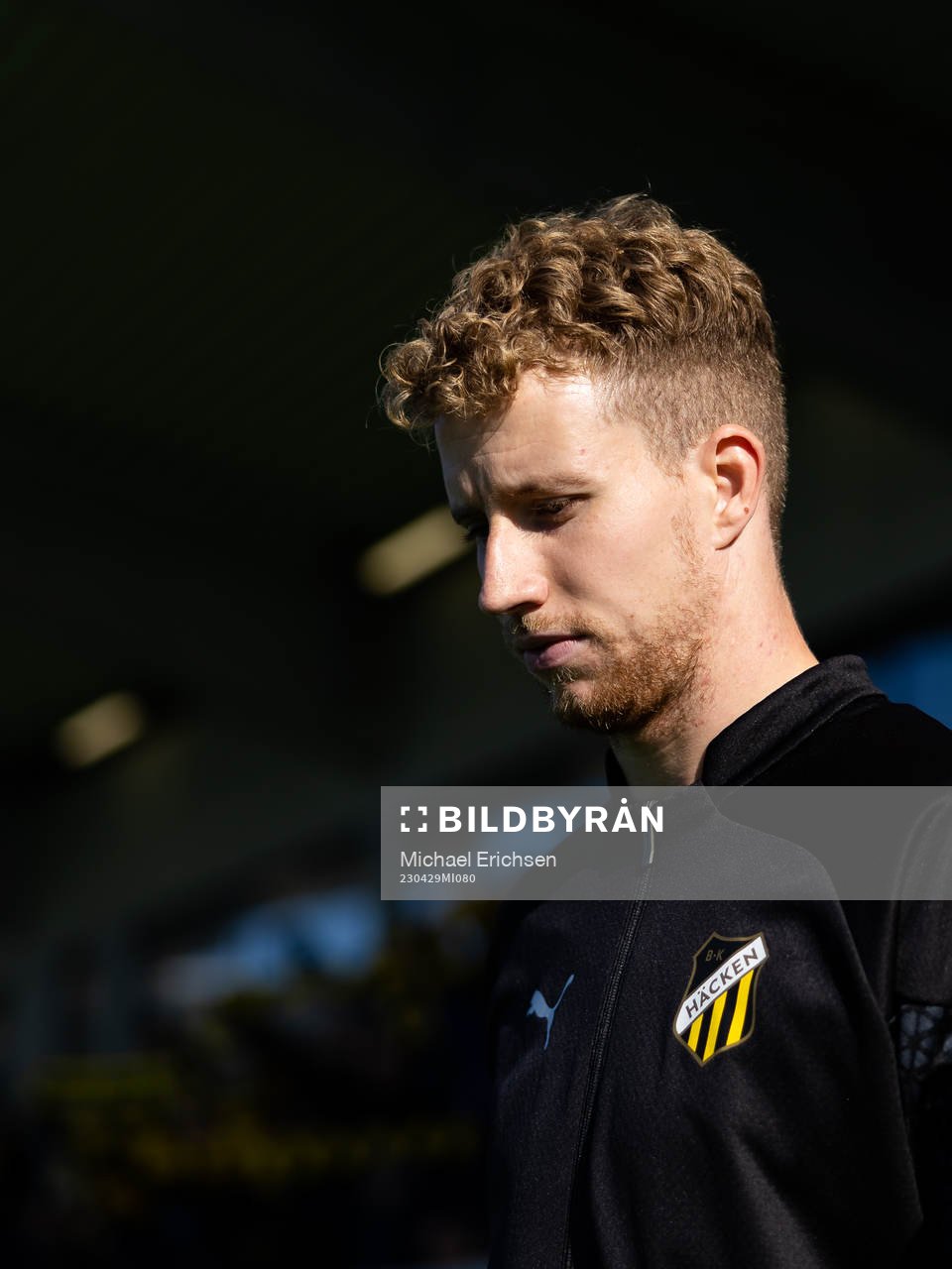 Häckens Samuel Gustafson på väg ut för line up innan