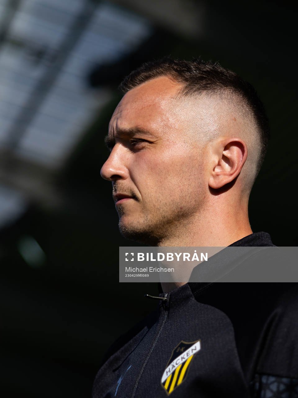 Häckens Even Hovland på väg ut för line up innan