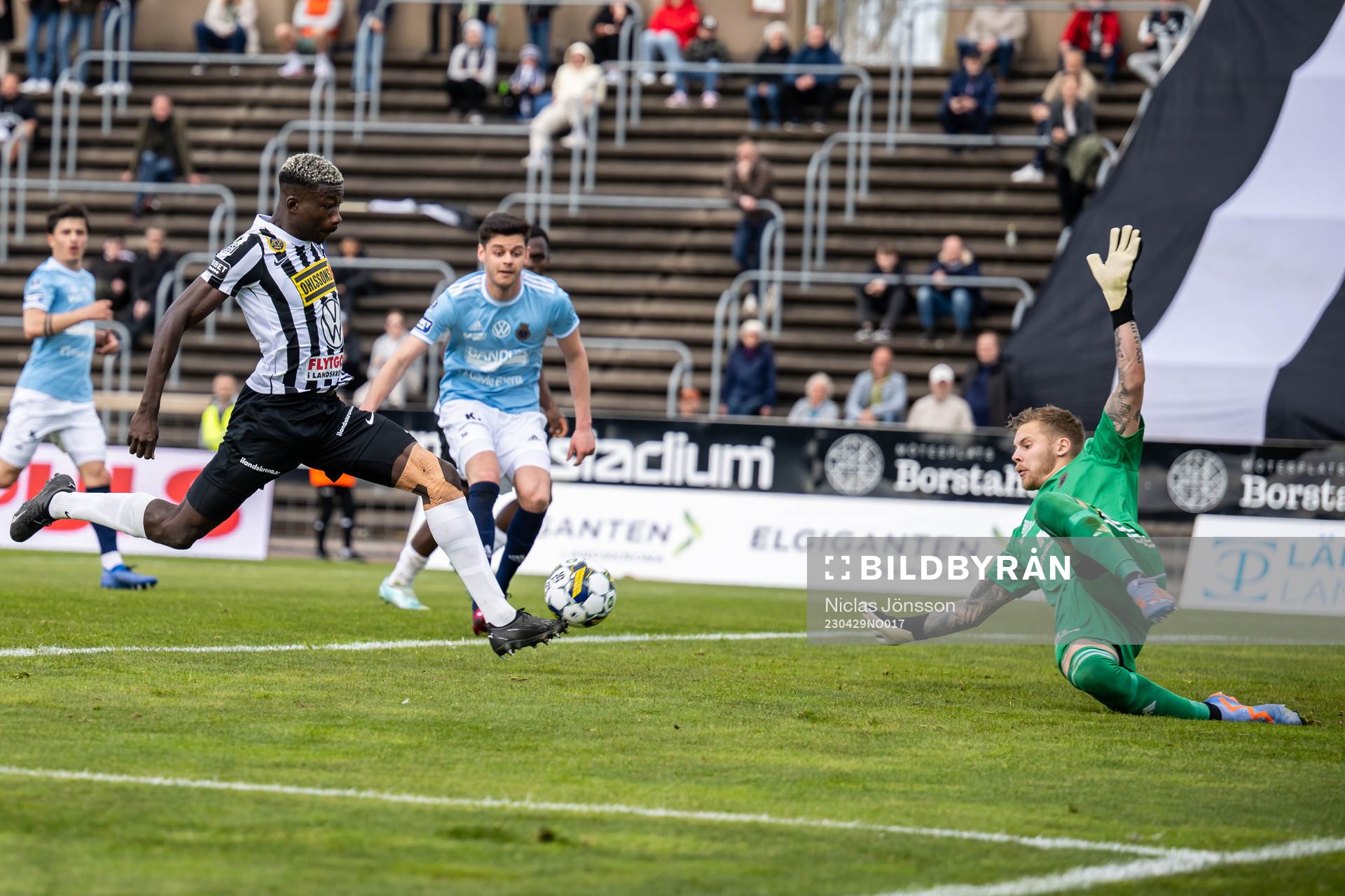 Landskronas Ousmane Diawara  och Gefles målvakt Robin