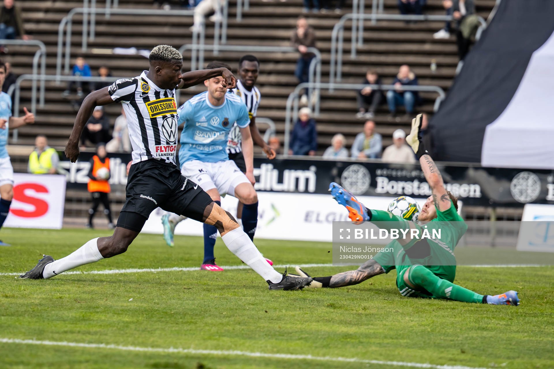 Landskronas Ousmane Diawara och Gefles målvakt Robin