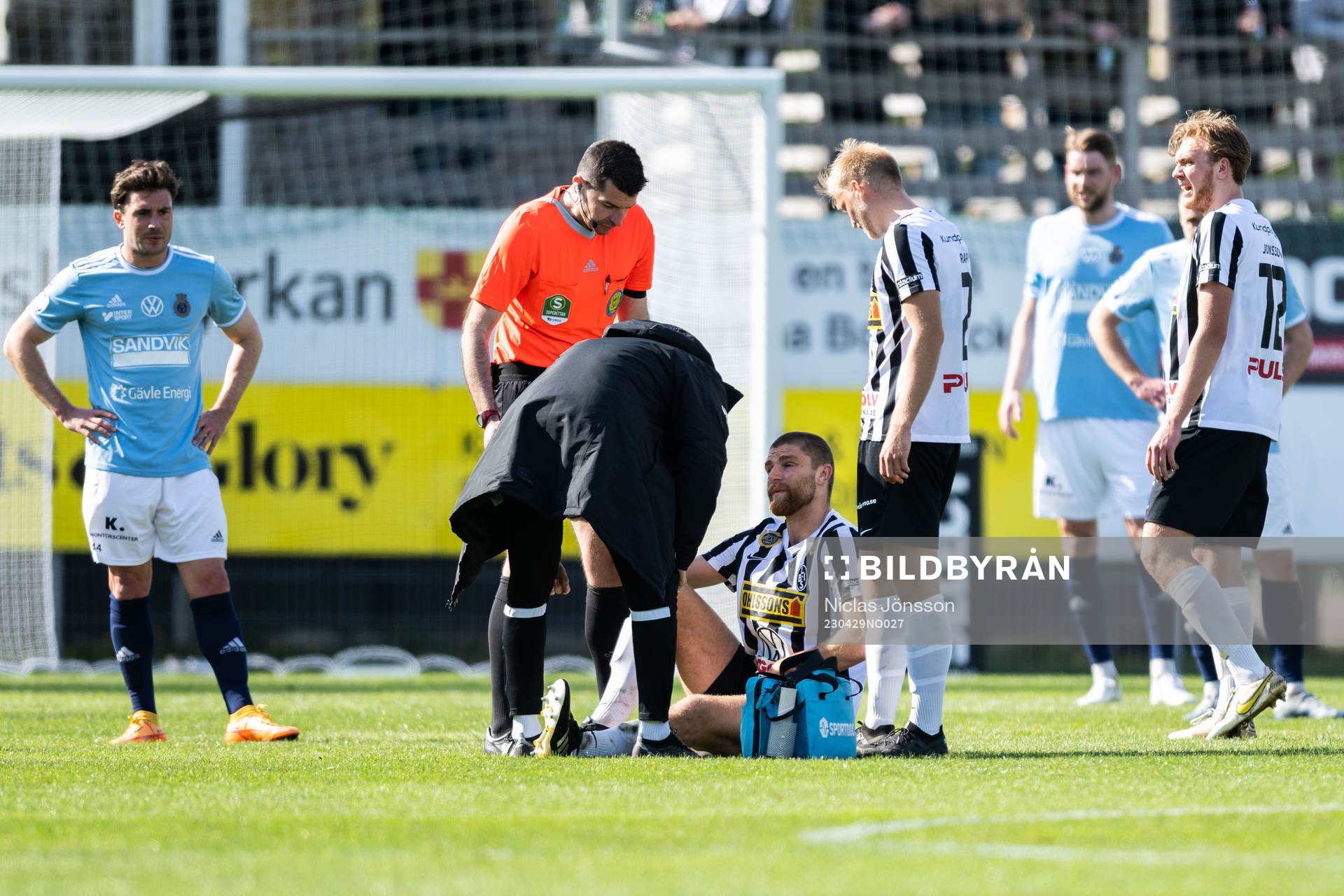 Landskronas Erik Hedenquist har ont under fotbollsmatchen i Superettan mellan Landskrona och Gefle den 29 april 2023 i Landskrona. 