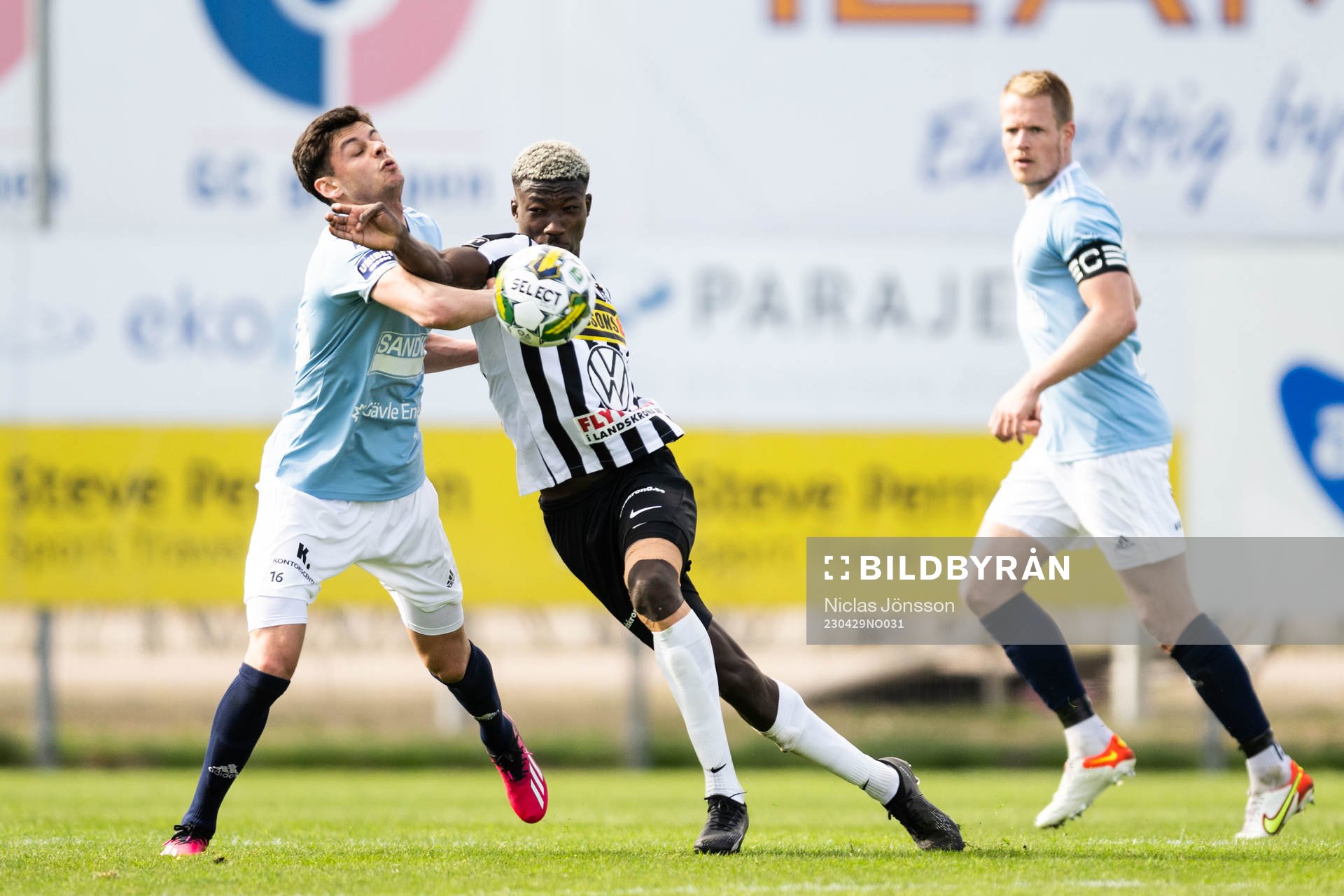 Gefles Kevin Persson och Landskronas Ousmane Diawara under fotbollsmatchen i Superettan mellan Landskrona och Gefle den 29 april 2023 i Landskrona.