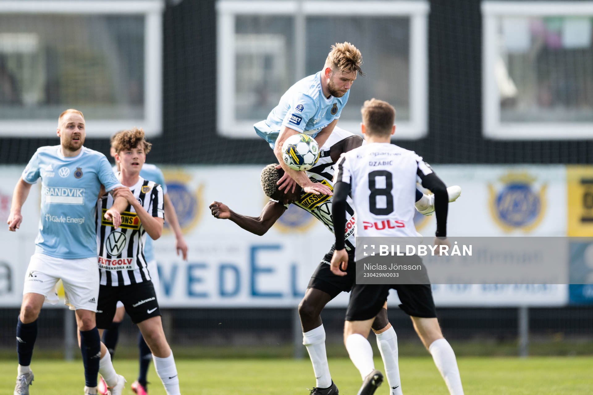 Gefles Niclas Håkansson och Landskronas Ousmane Diawara