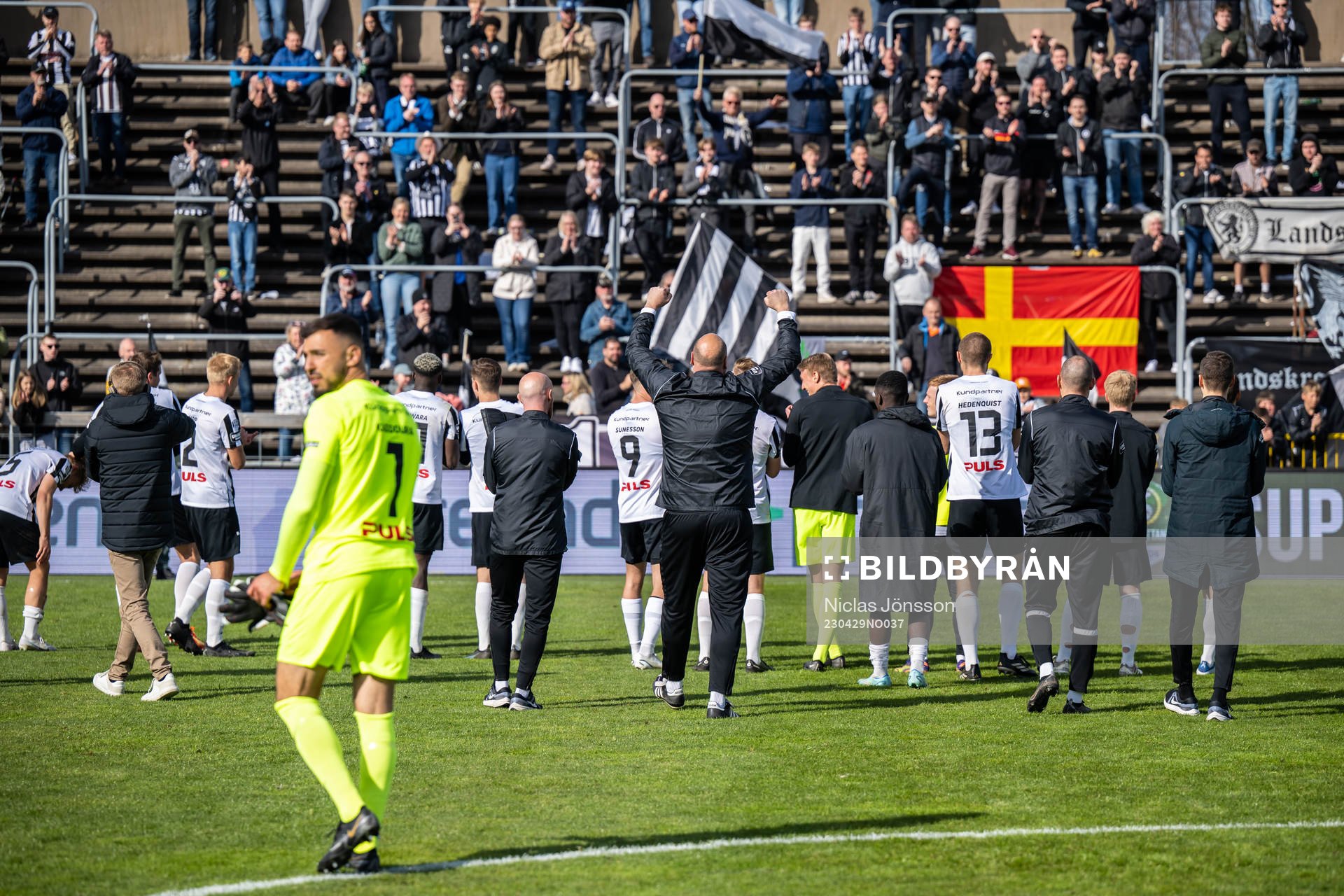 Landskronas spelarna jublar med sina supportrar