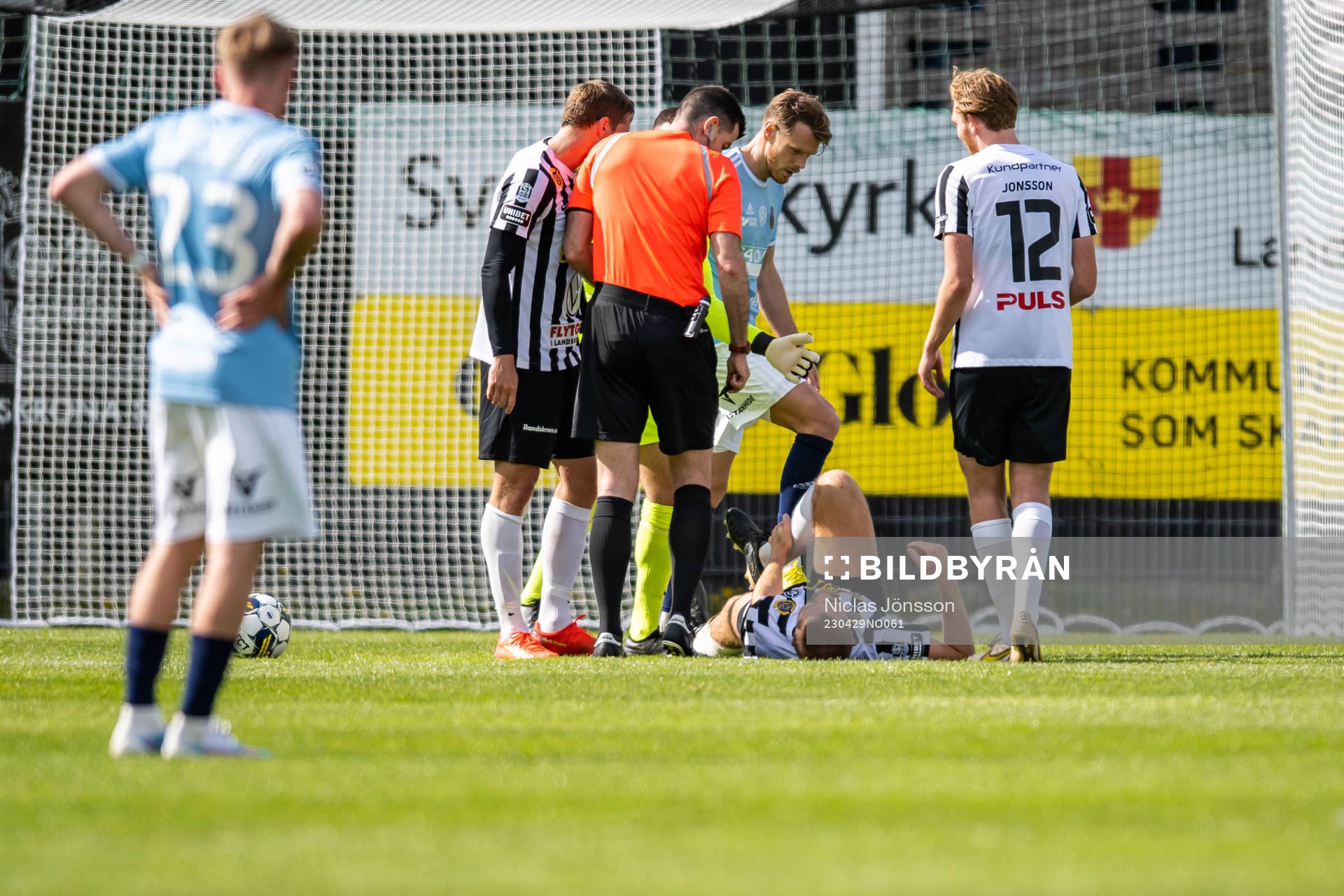Landskronas Erik Hedenquist har ont under fotbollsmatchen i Superettan mellan Landskrona och Gefle den 29 april 2023 i Landskrona. 