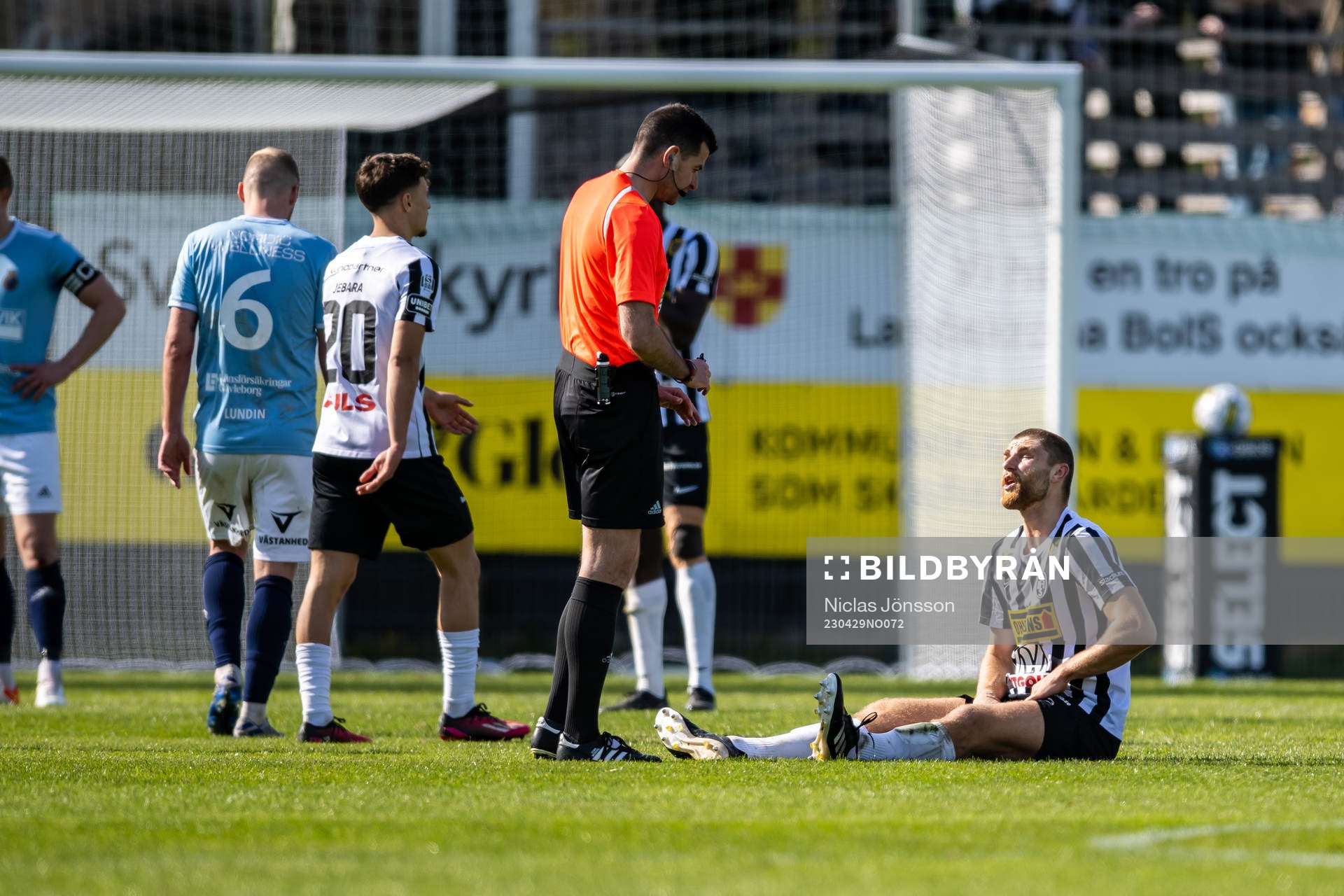 Landskronas Erik Hedenquist har ont under fotbollsmatchen i Superettan mellan Landskrona och Gefle den 29 april 2023 i Landskrona. 