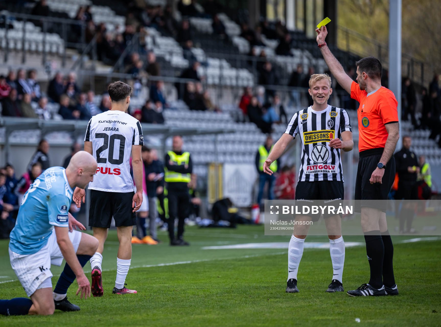 Landskronas Camil Jebara blir tilldelat ett gult kort av