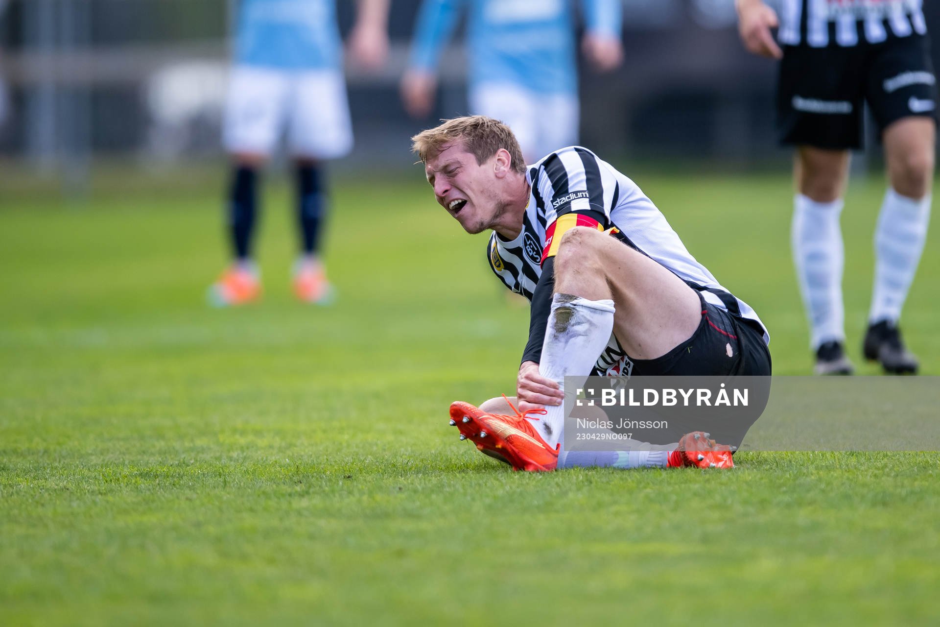 Landskronas Philip Andersson har ont under fotbollsmatchen i Superettan mellan Landskrona och Gefle den 29 april 2023 i Landskrona. 