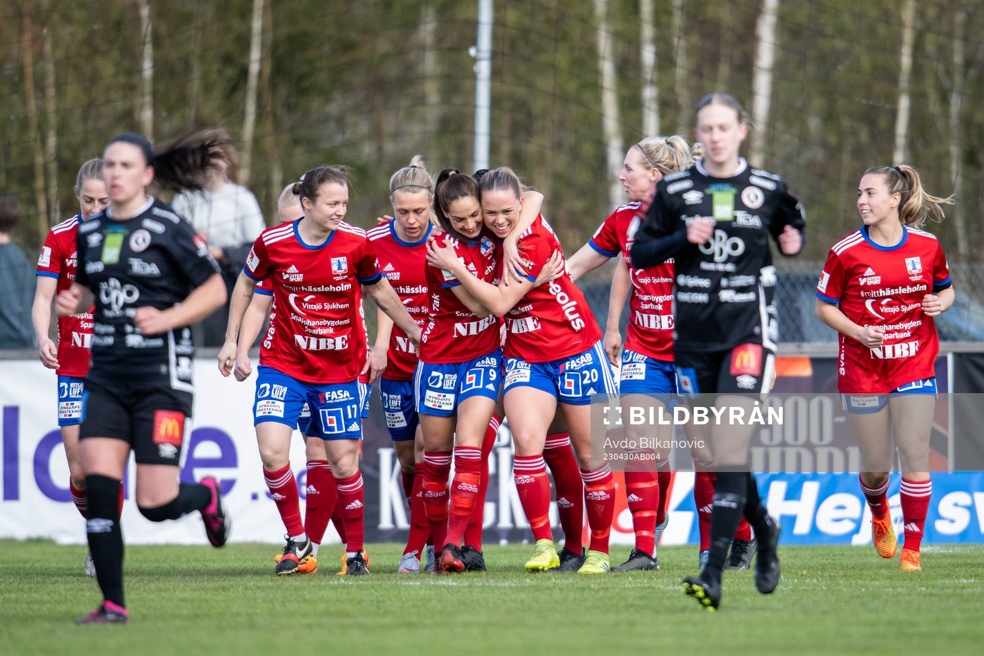Vittsjös Hanna Ekengren och Elisabet Klinga jublar