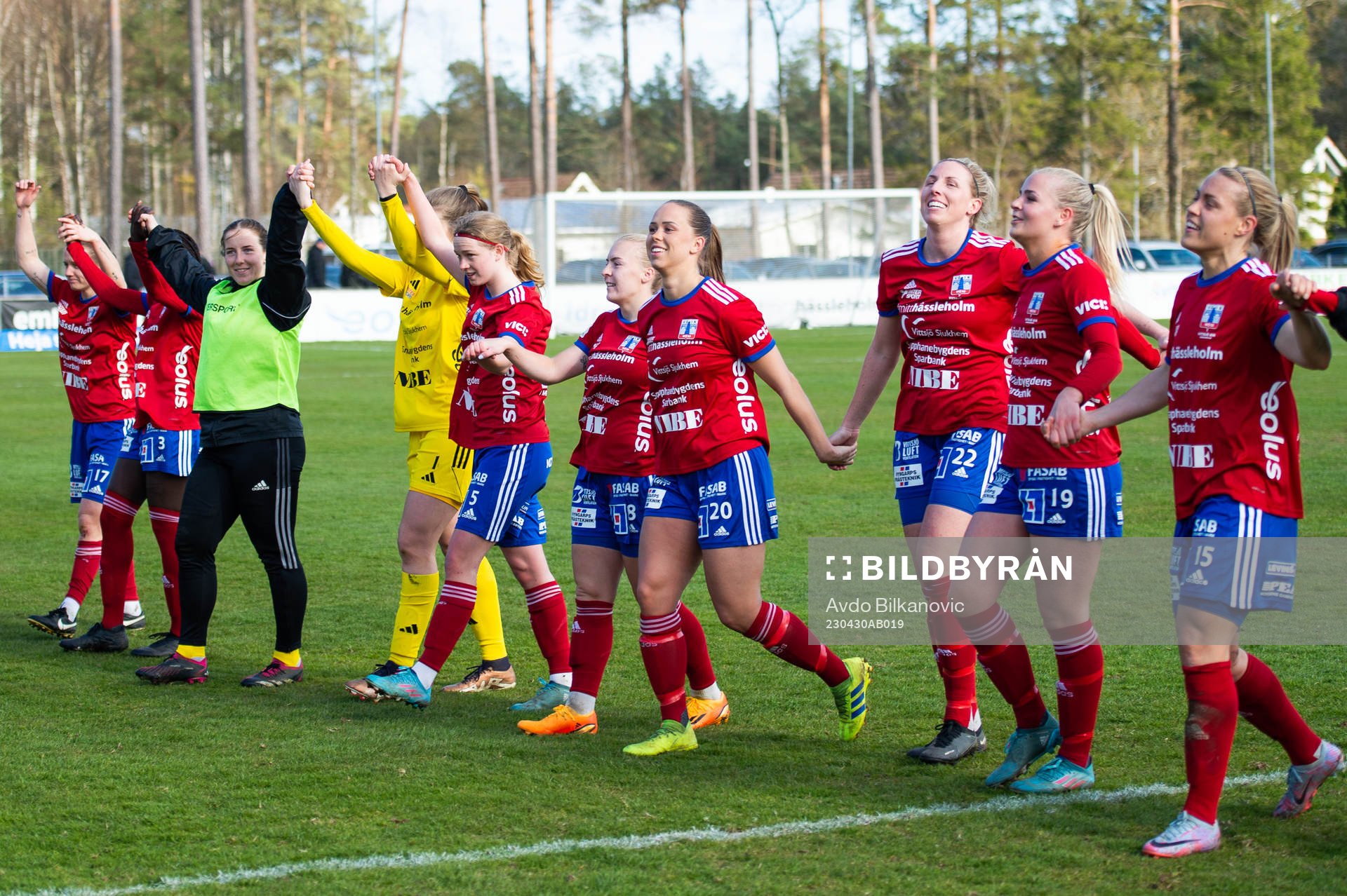 Vittsjös Hanna Ekengren och medspelare jublar
