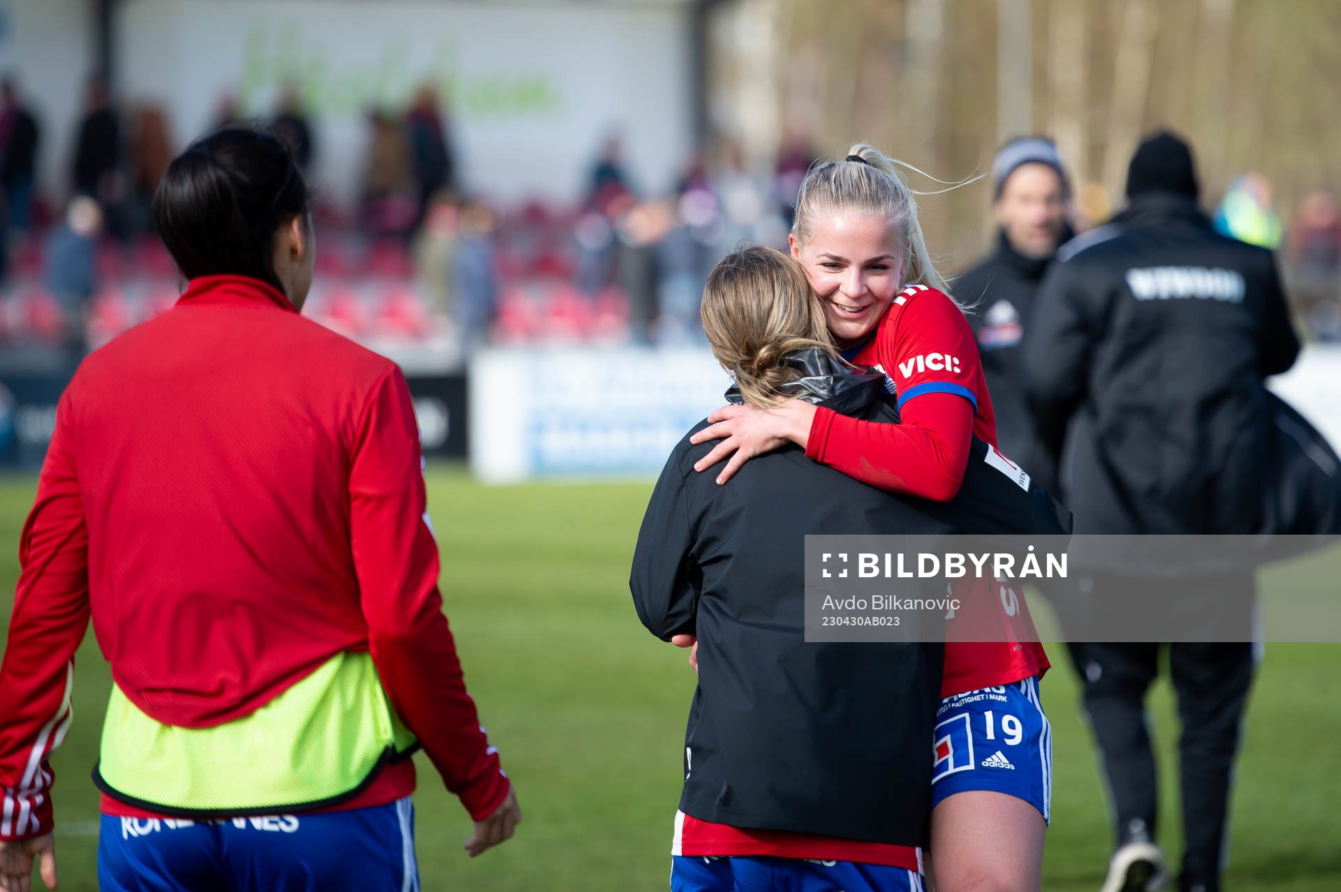 +vivi190och Katrina Gorry jublar