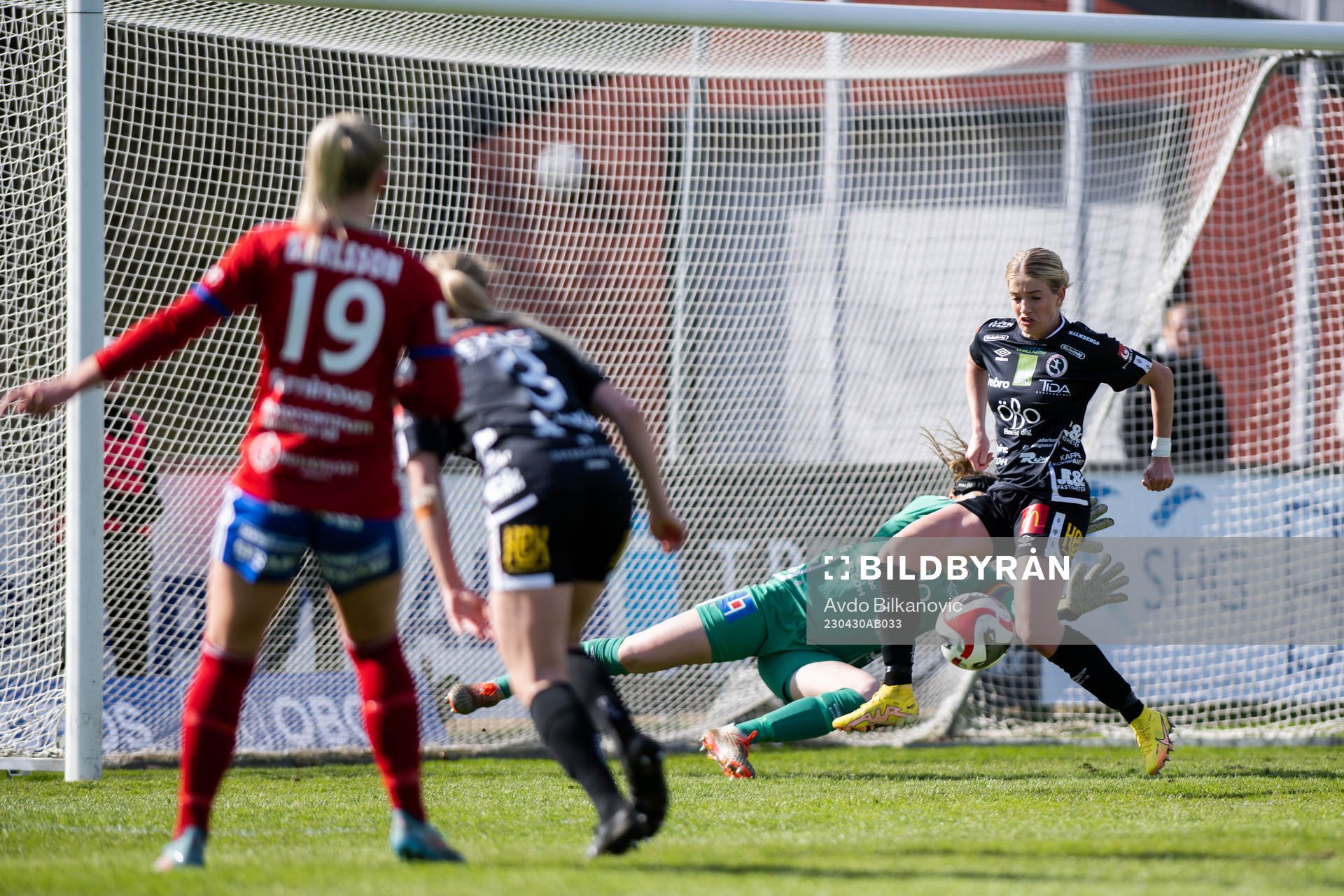 Örebros Regan Steigleder stoppar skottet från Vittsjös