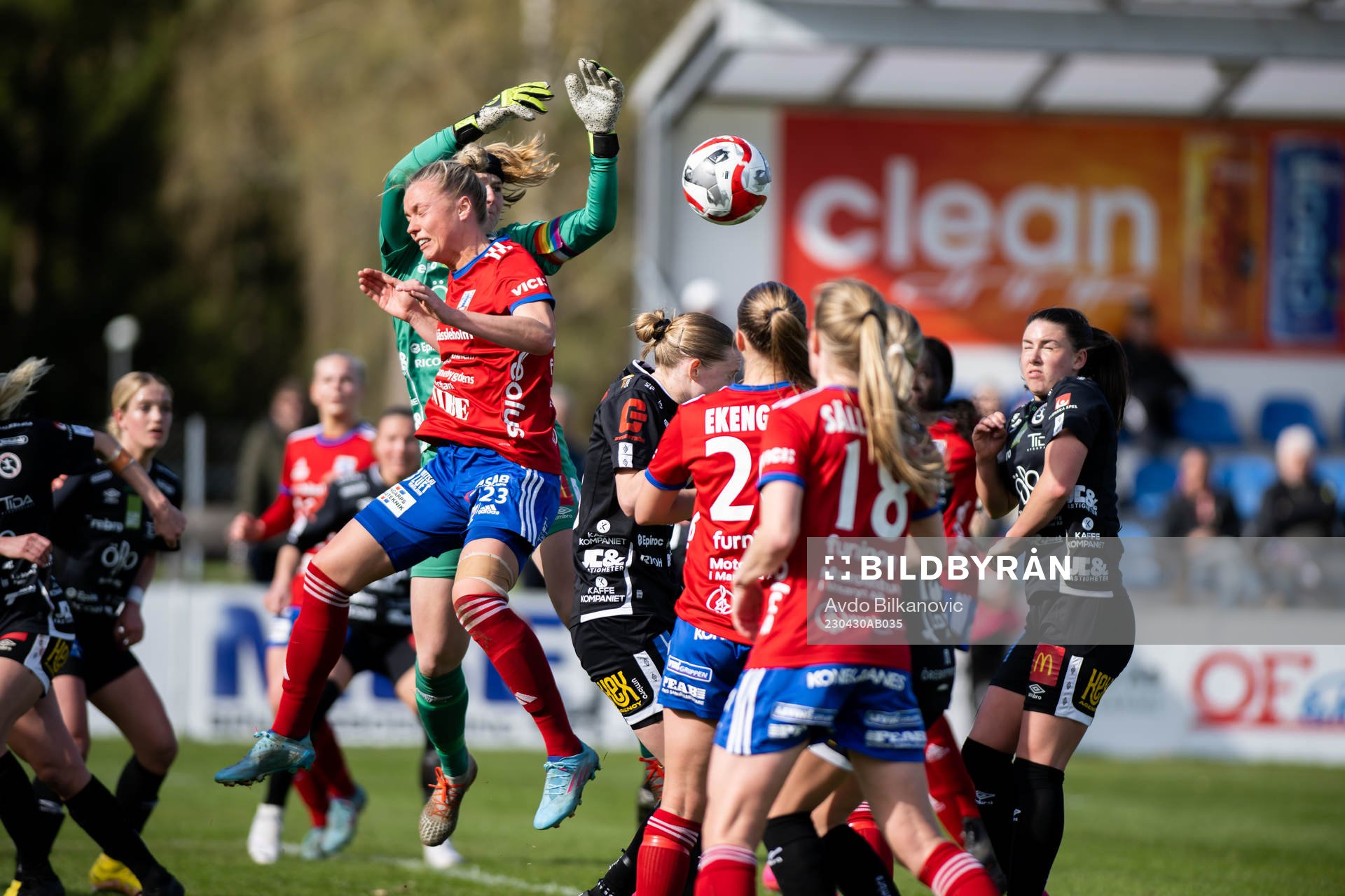 Örebros målvakt Tove Enblom tappar bollen i duellen mot