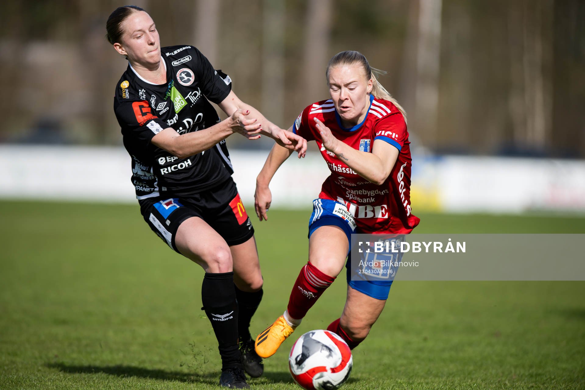 Vittsjös Jutta Rantala och Örebros Audrey Harding under fotbollsmatchen i Damallsvenskan mellan Vittsjö och Örebro den 30 april 2023 i Vittsjö.