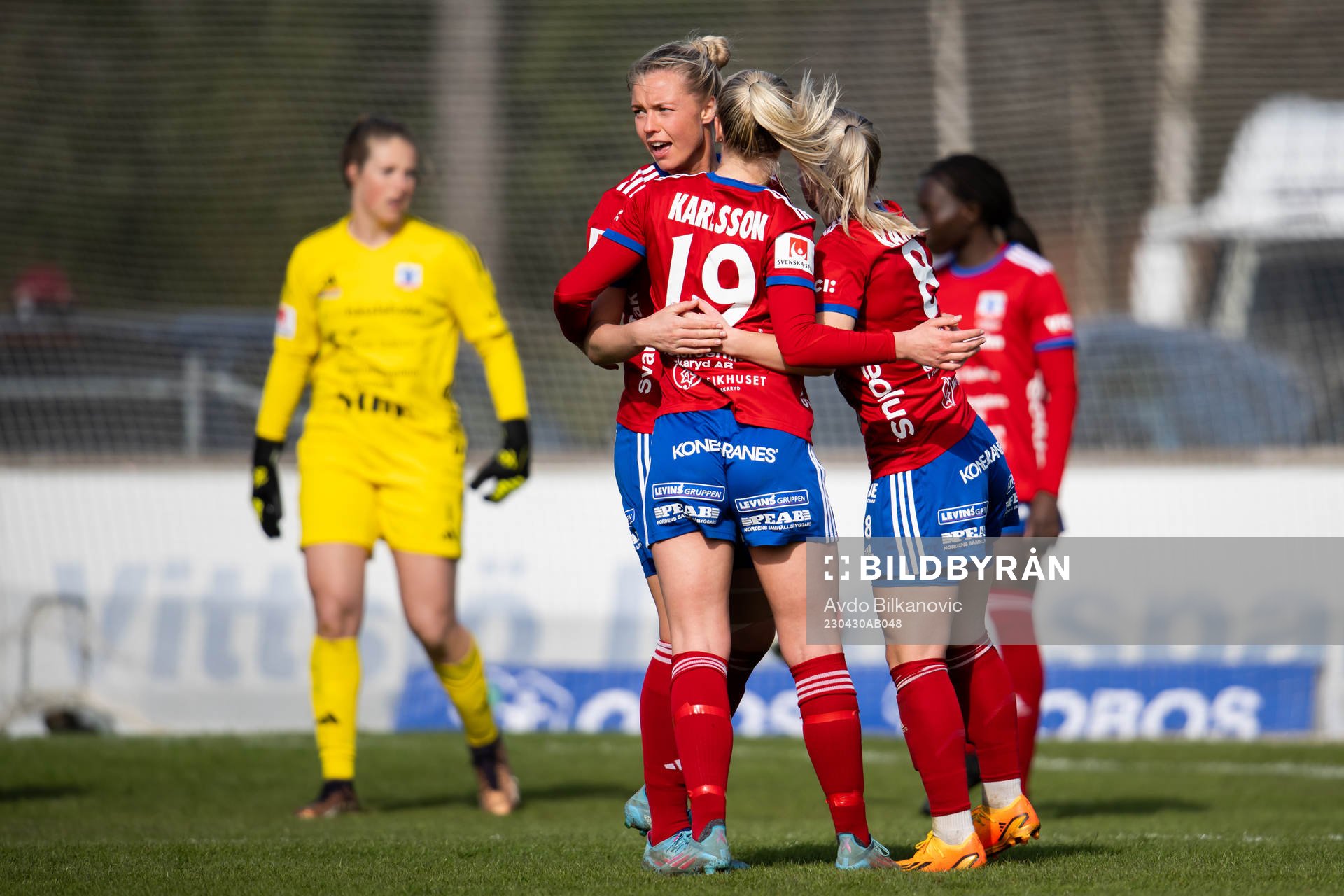 Vittsjös Kajsa Lind, Moa Karlsson och Jutta Rantala julen efter slutsignalen under fotbollsmatchen i Damallsvenskan mellan Vittsjö och Örebro den 30 april 2023 i Vittsjö.