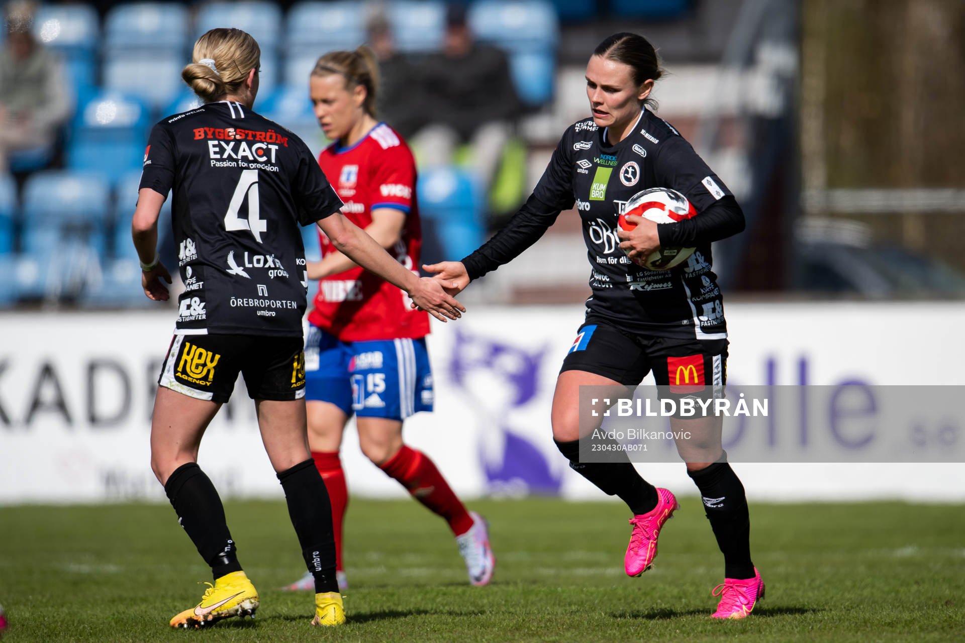 Örebros Maja Bodin och Regan Steigleder jublar