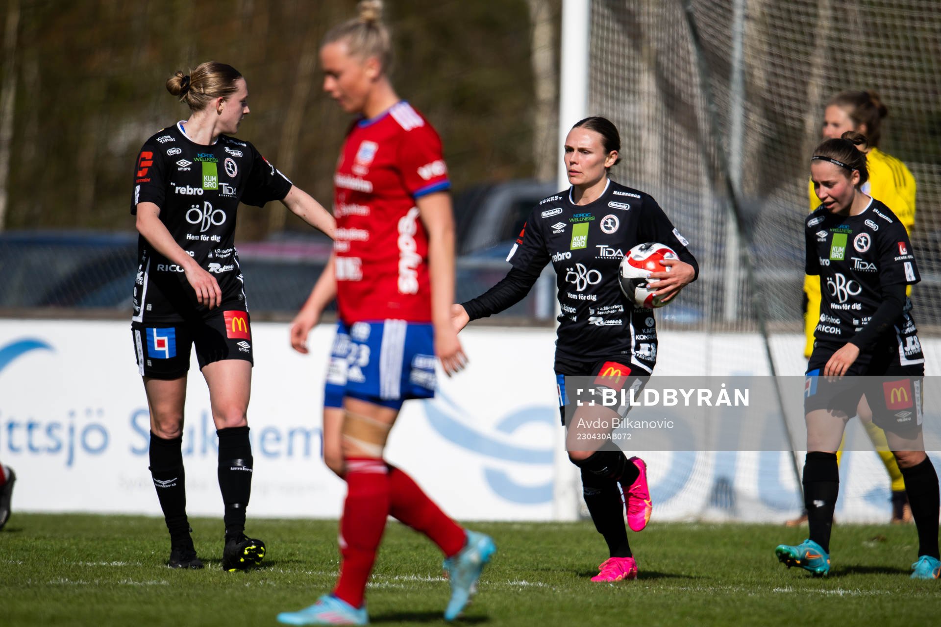 Örebros Maja Bodin och Audrey Harding jublar