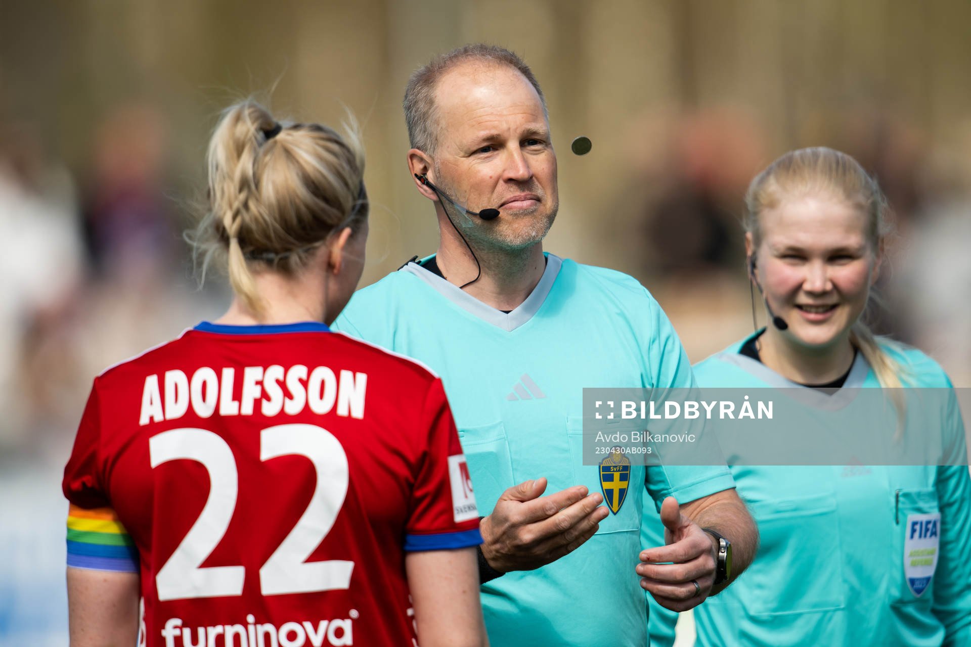 Domare Niklas Olsson kastar mynt