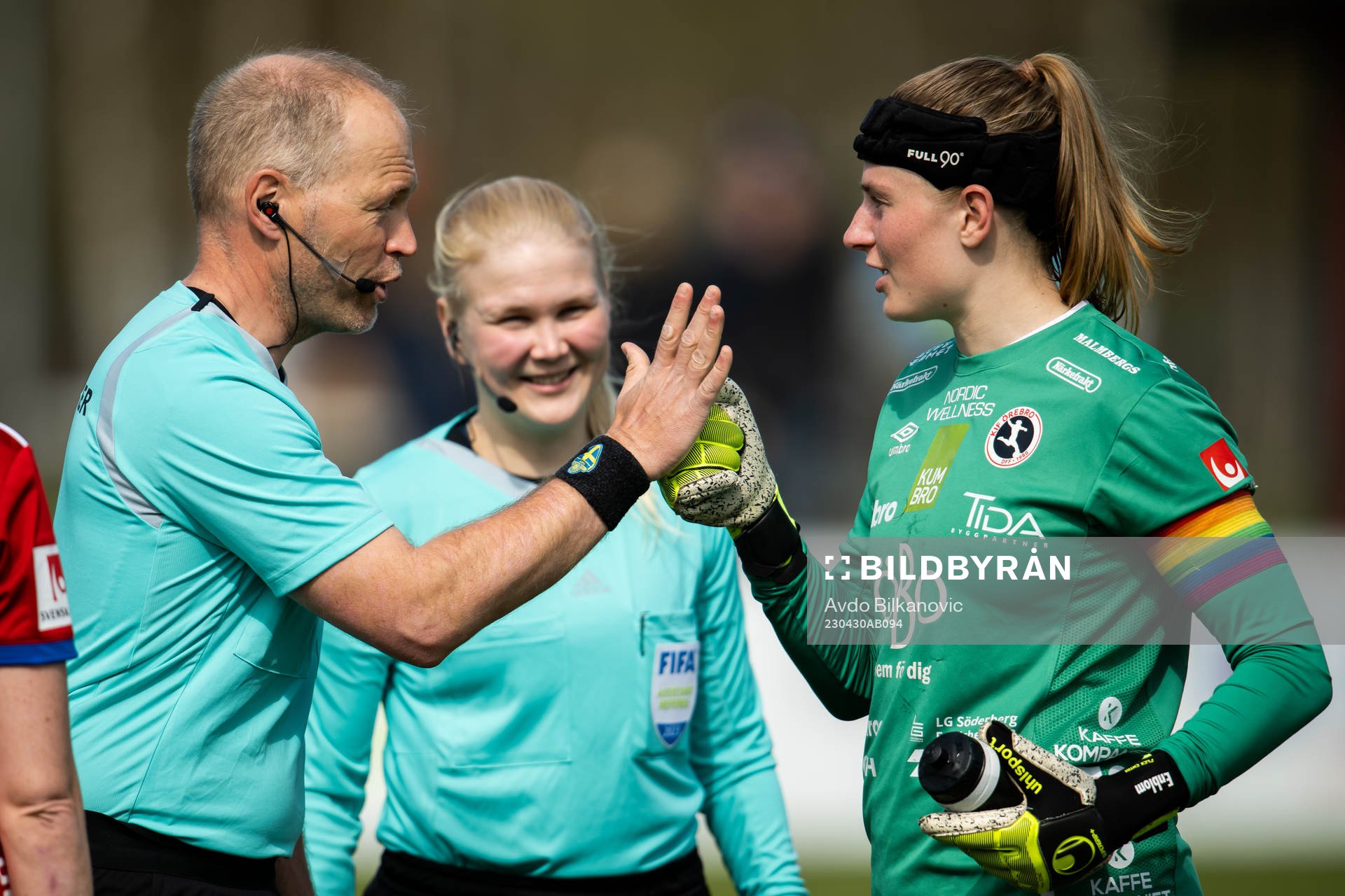 Domare Niklas Olsson och Örebros målvakt Tove Enblom