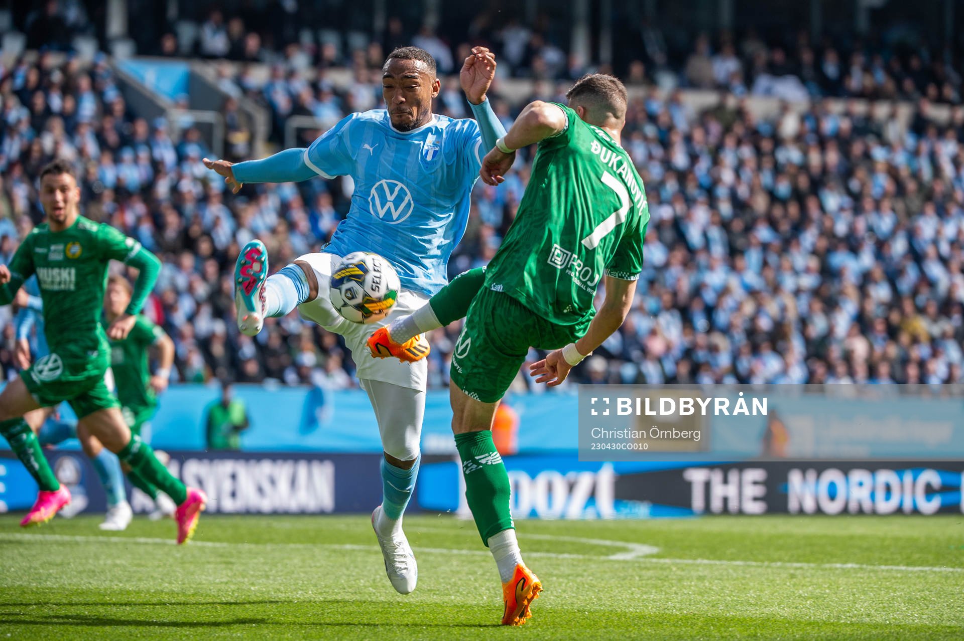 Malmö FFs Derek Cornelius och Hammarbys Viktor Djukanovic