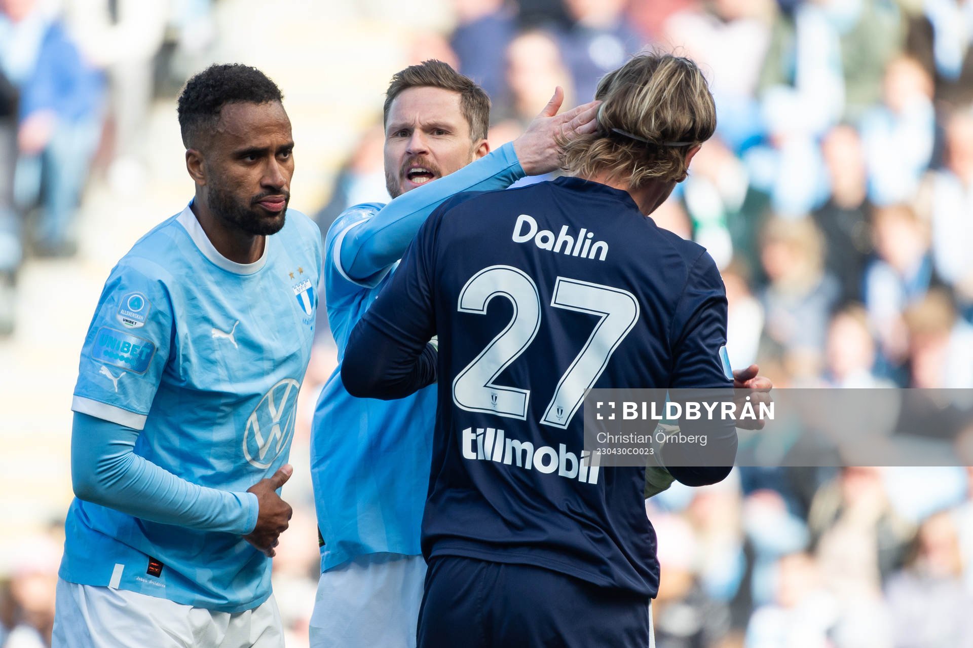 Malmö FFs målvakt Johan Dahlin klappas om av Isaac Kiese
