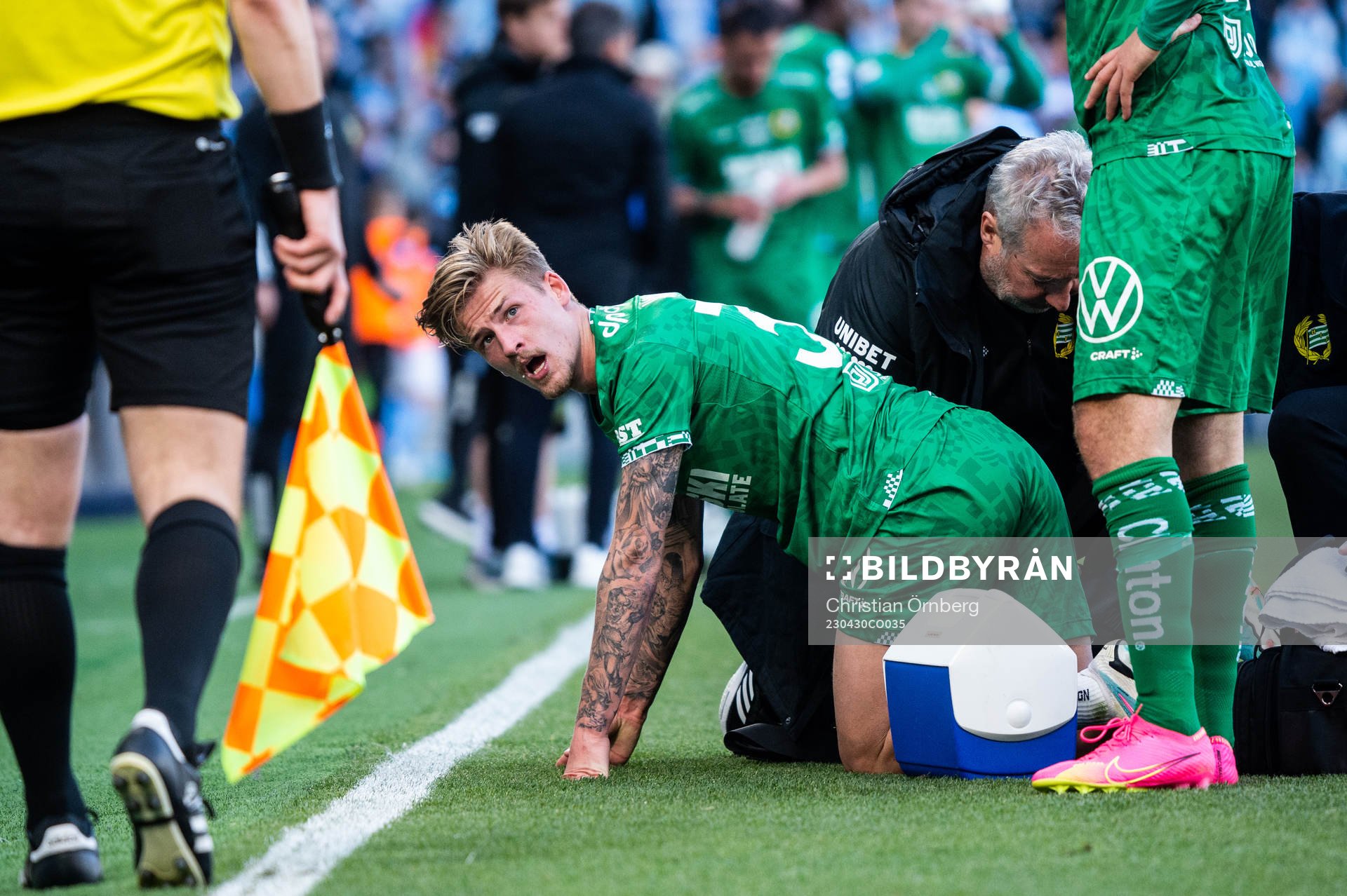 Hammarbys Fredrik Hammar har ont under fotbollsmatchen i Allsvenskan mellan Malmö FF och Hammarby den 30 april 2023 i Malmö. 