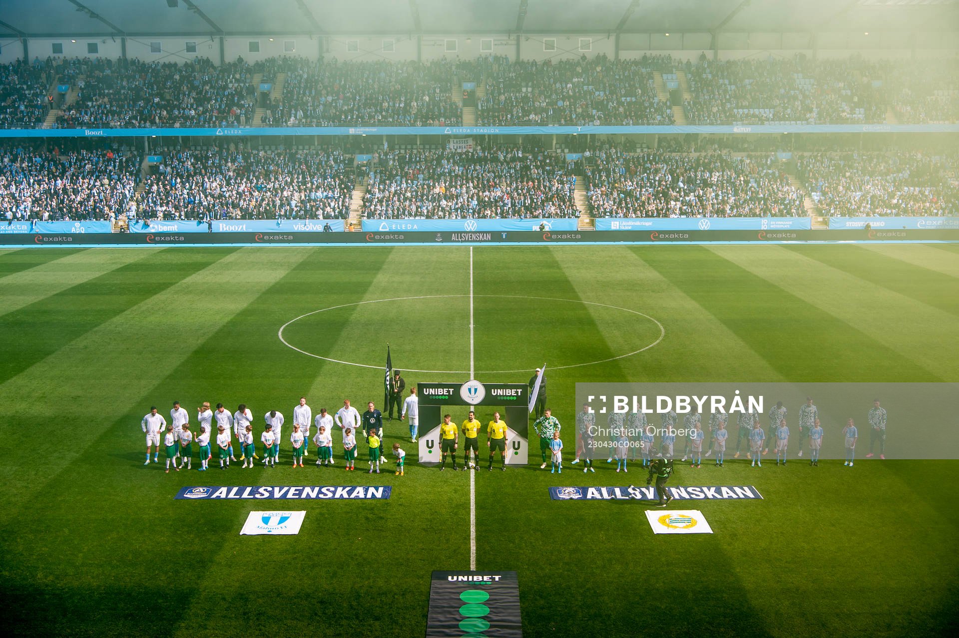 Lagen ställer upp innan fotbollsmatchen i Allsvenskan