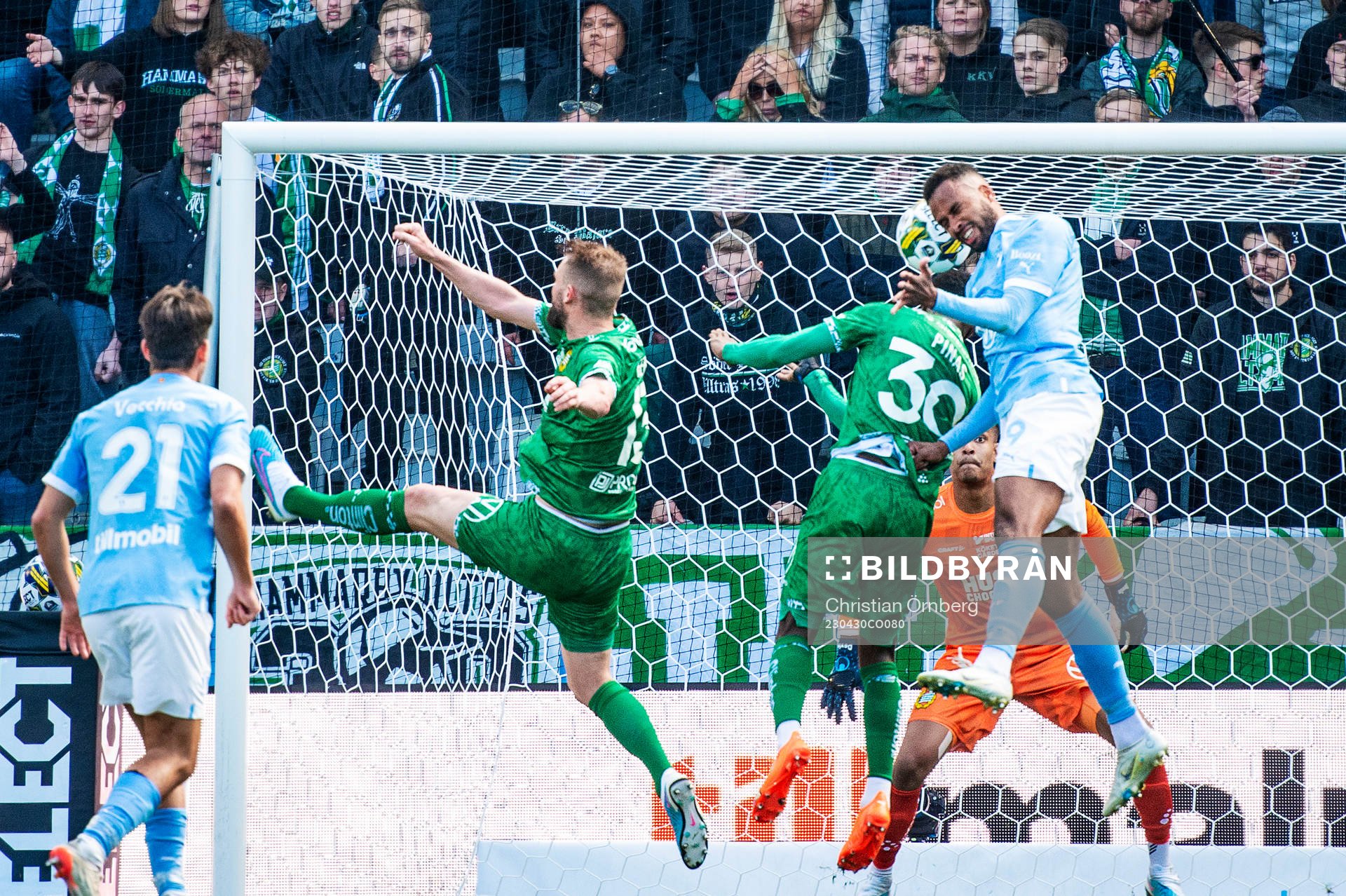 Malmö FFs Isaac Kiese Thelin nickar in bollen i mål under fotbollsmatchen i Allsvenskan mellan Malmö FF och Hammarby den 30 april 2023 i Malmö.