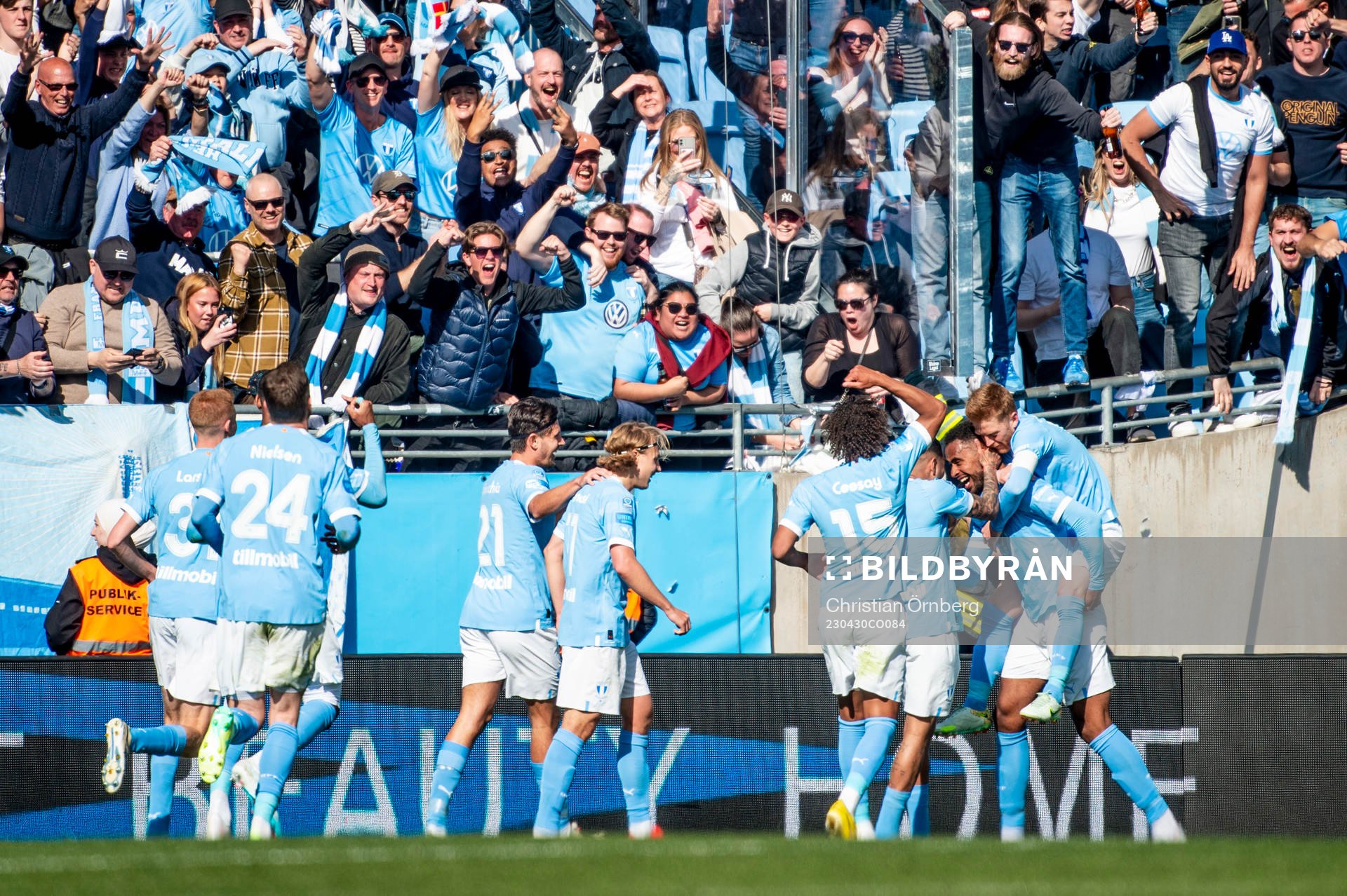 Malmö FFs Isaac Kiese Thelin jublar med lagkamratarena