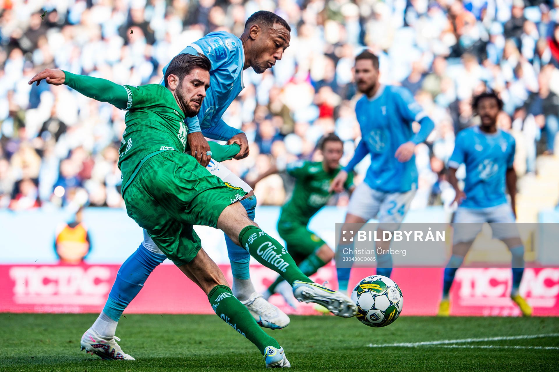 Hammarbys Adi Nalic mot Malmö FFs Derek Cornelius under fotbollsmatchen i Allsvenskan mellan Malmö FF och Hammarby den 30 april 2023 i Malmö.