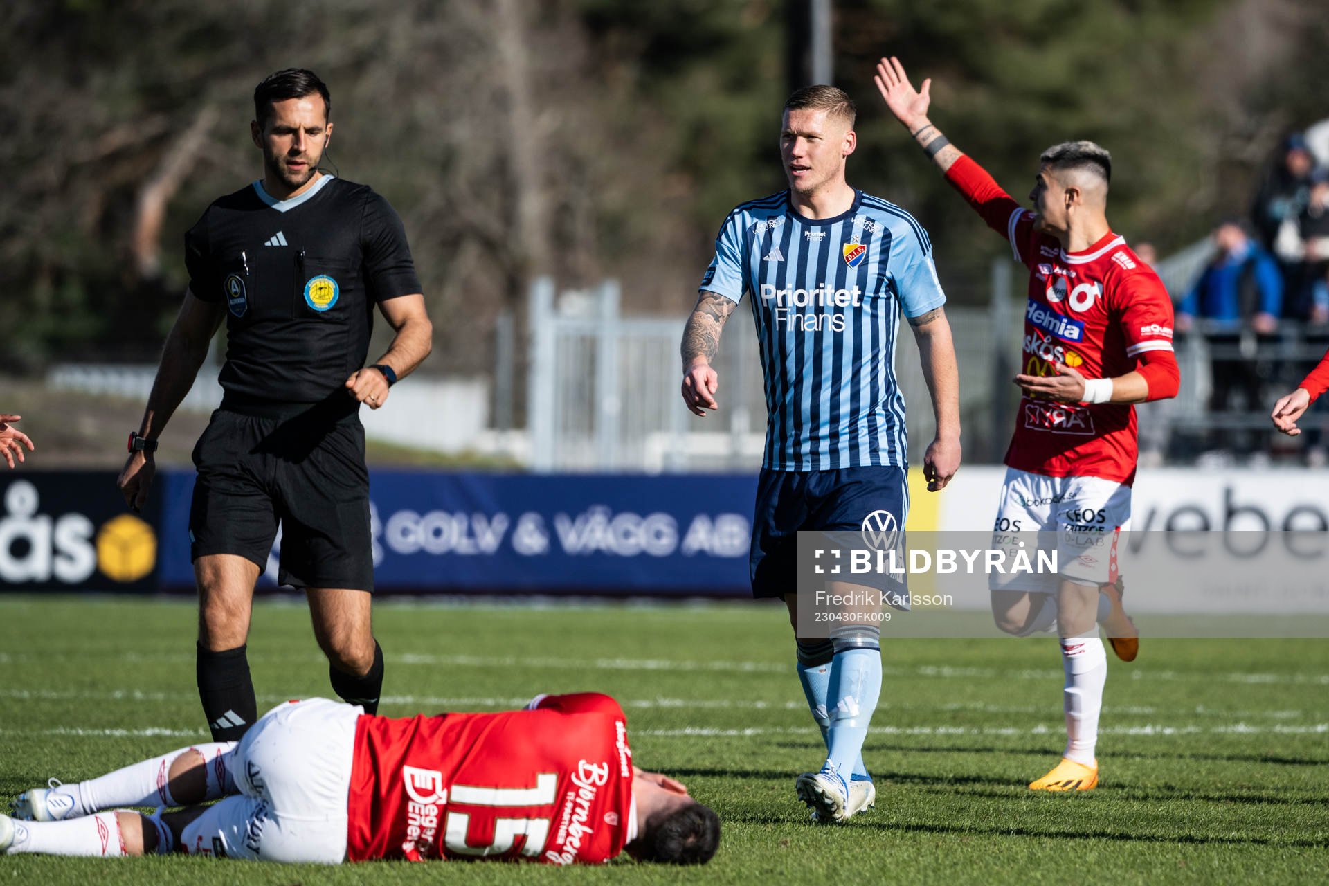 Djurgårdens Victor Edvardsen i en situation med Degerfors