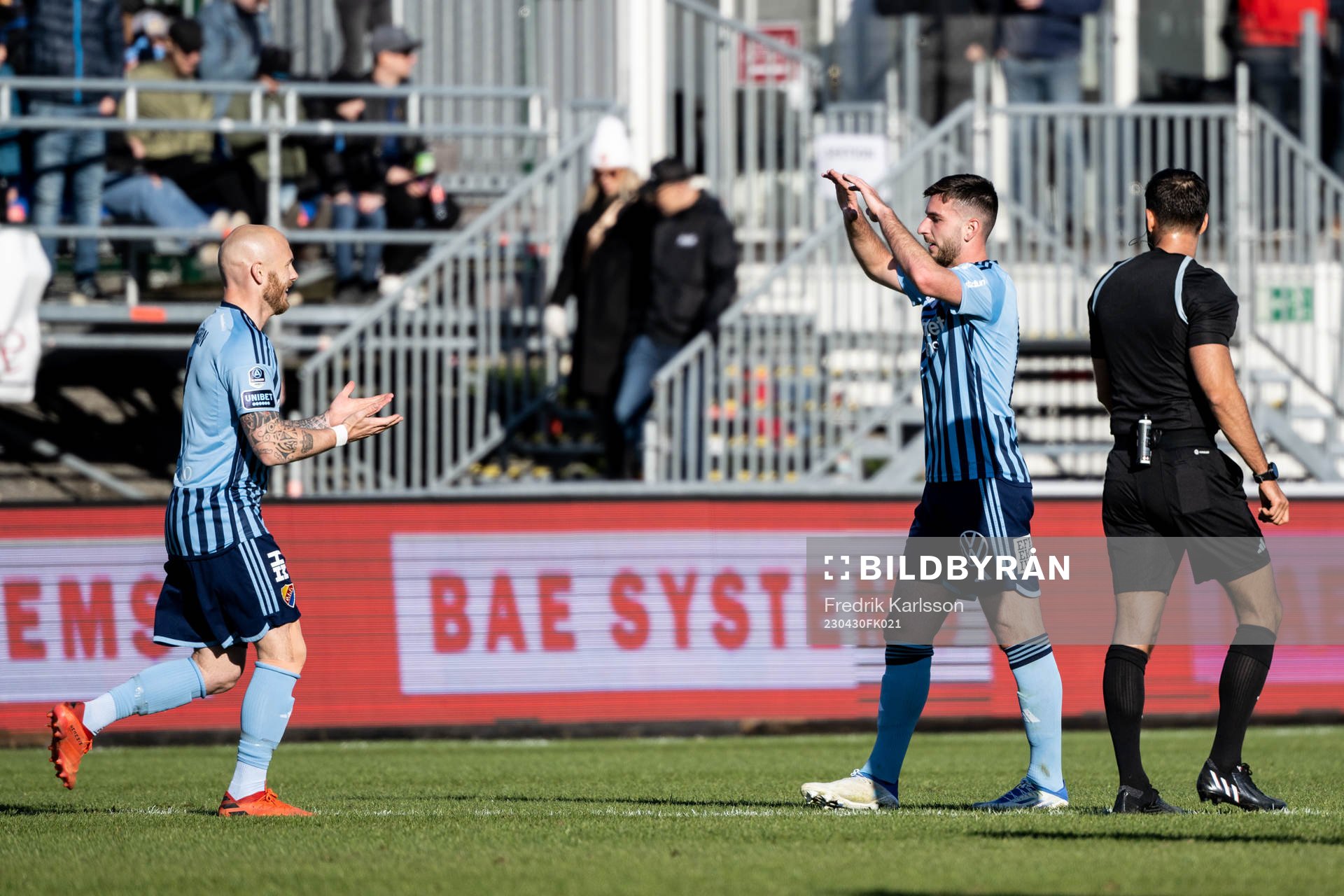 Djurgårdens Besard Sabovic (h) jublar med Magnus Eriksson