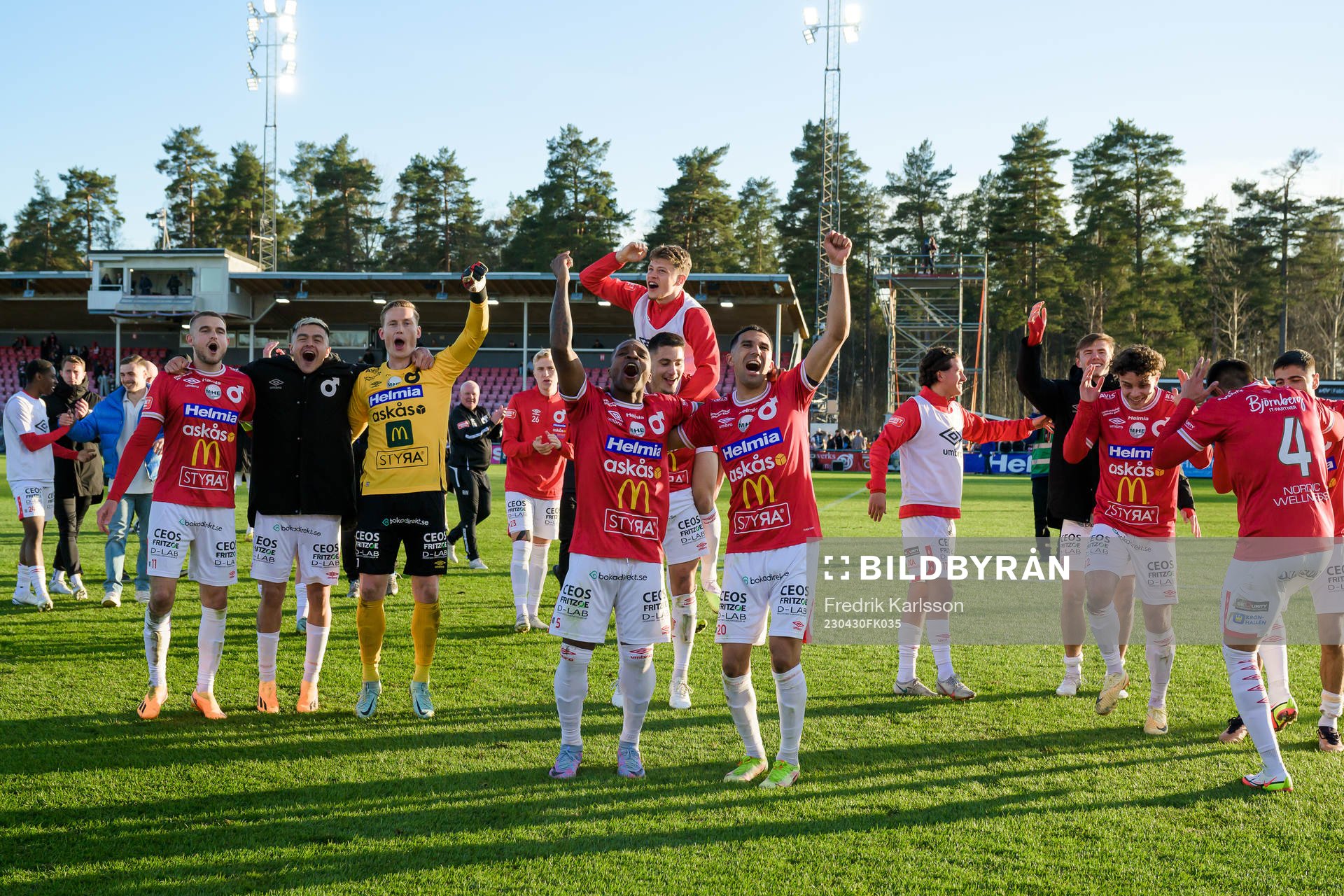 Degerfors spelare jublar