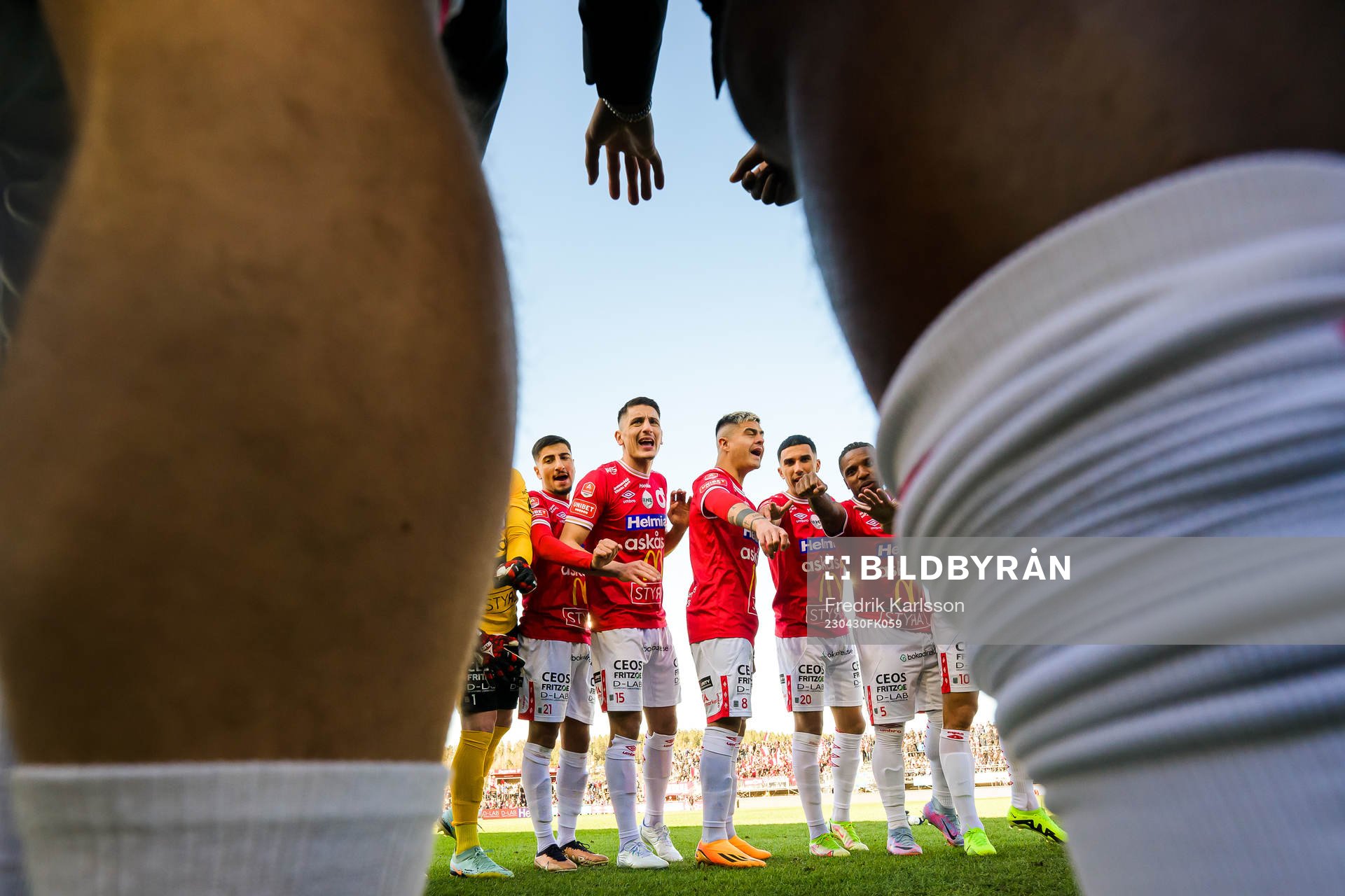 Degerfors Seid Korac och spelare samlas