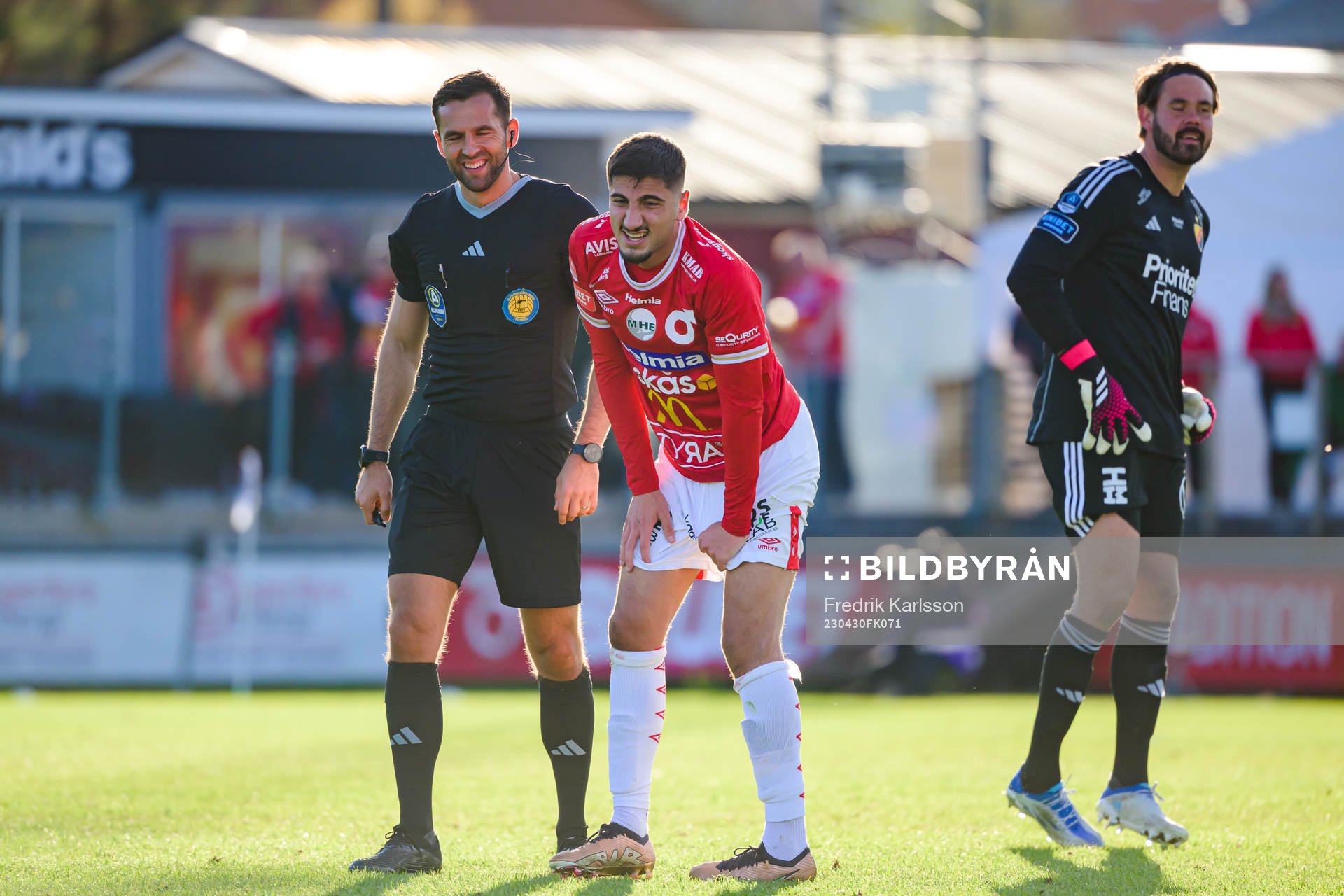 Domare Granit Maqedonci och Degerfors Peter Gwargis har ont