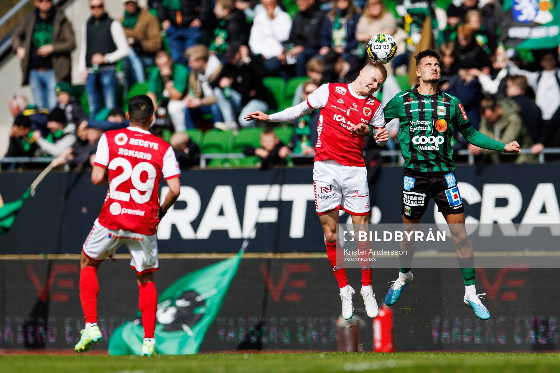 Kalmars David Kristjan Olafsson och Varbergs Assad Al Hamlawi under fotbollsmatchen i Allsvenskan mellan Varberg och Kalmar den 30 april 2023 i Varberg.