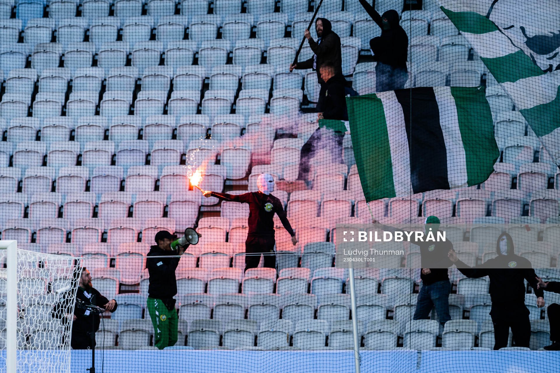 Hammarbys supportrar med pyroteknik
