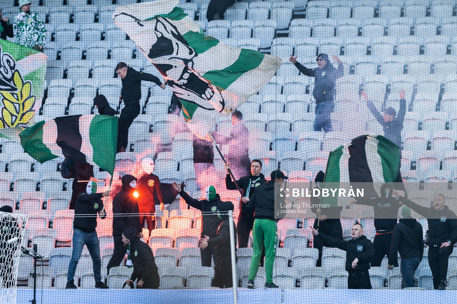 Hammarbys supportrar med pyroteknik