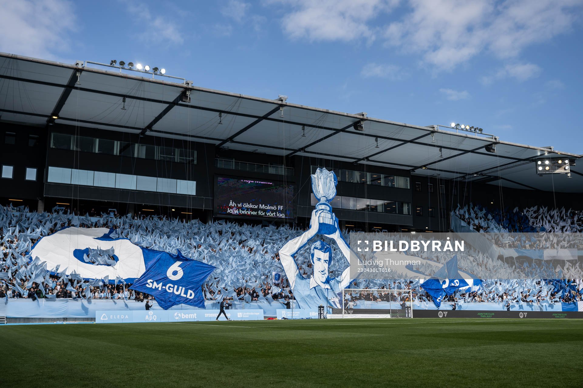 Malmö FFs supportrar med ett tifo föeställande Krister