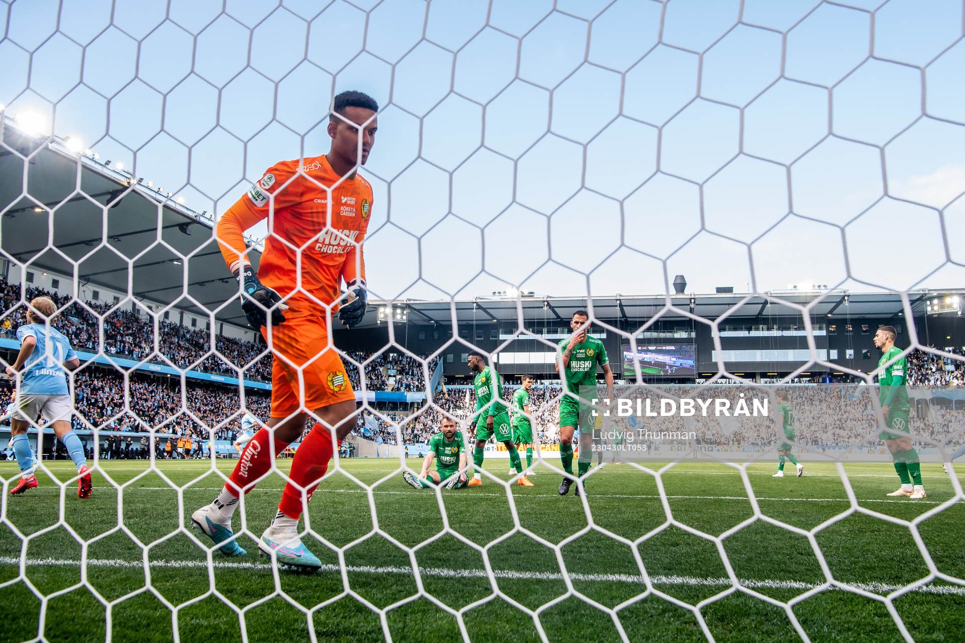 Hammarbys målvakt Oliver Dovin deppar