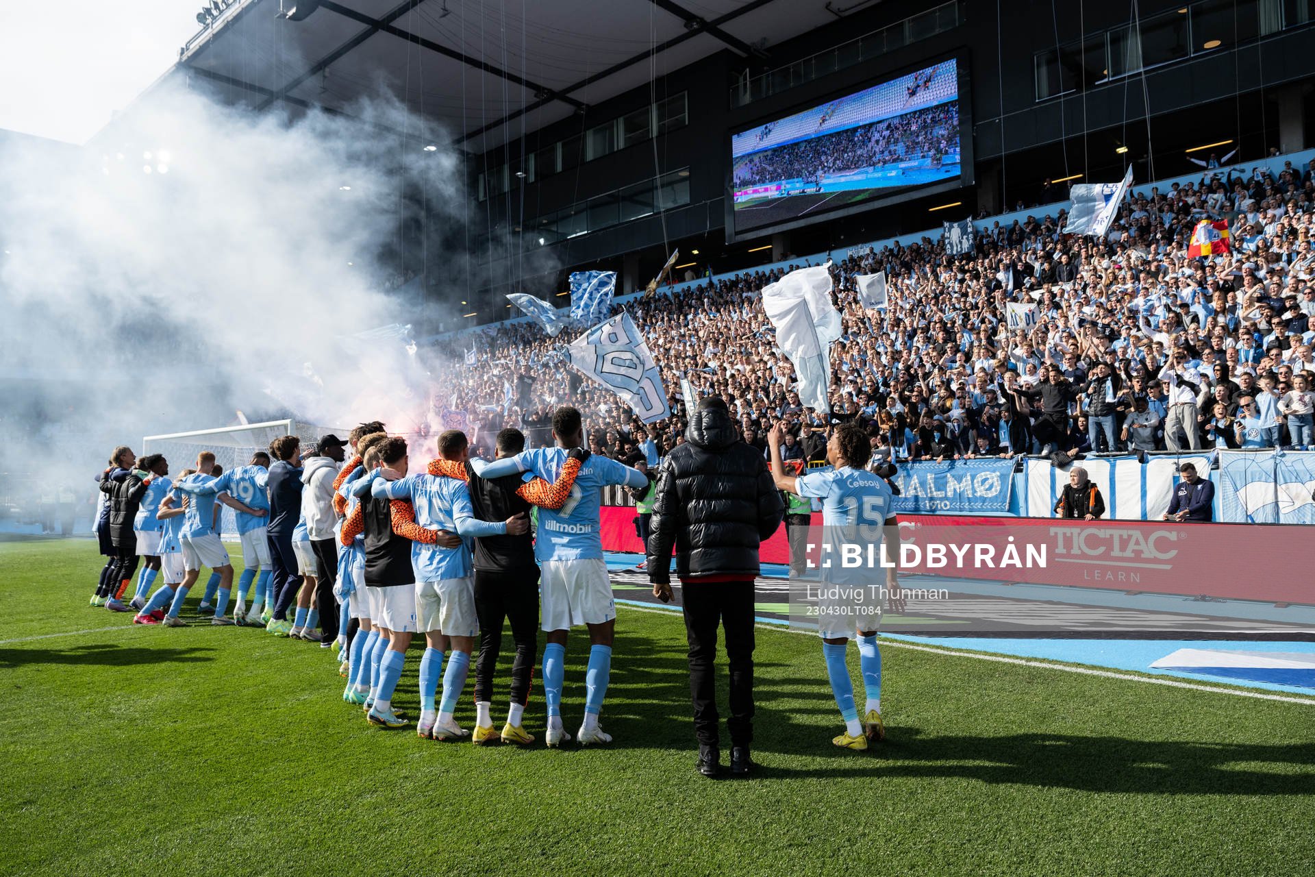 Malmö FFs spelare jublar framför klacken