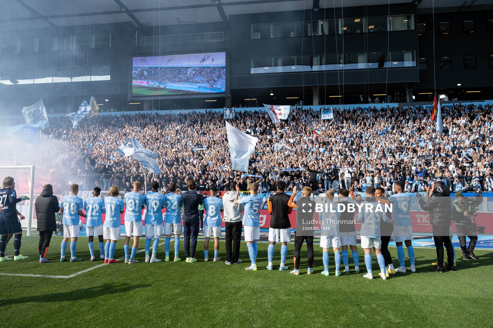 Malmö FFs spelare jublar framför klacken