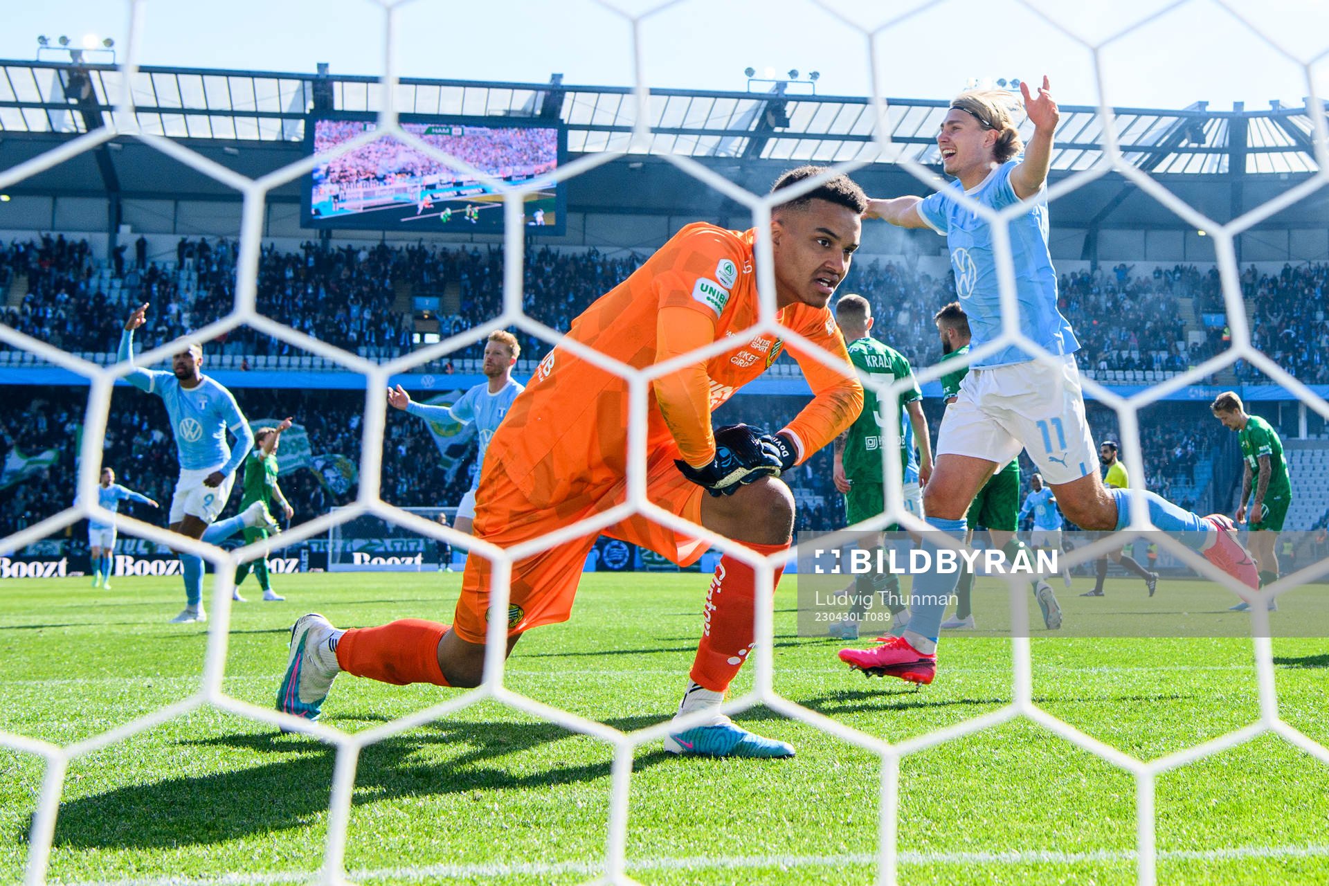 Malmö FFs Sebastian Nanasi jublar samtidigt som Hammarbys