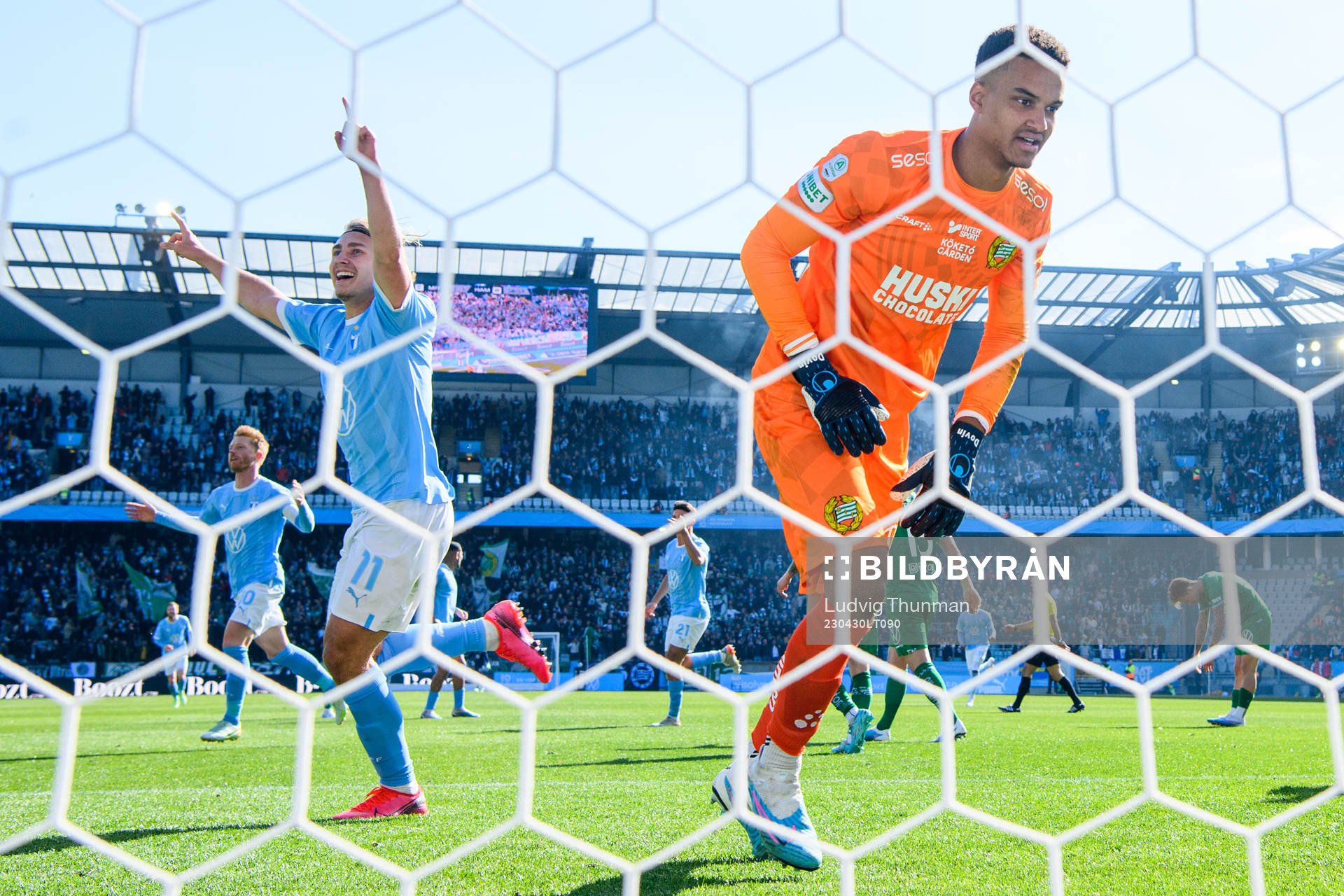 Malmö FFs Sebastian Nanasi jublar samtidigt som Hammarbys