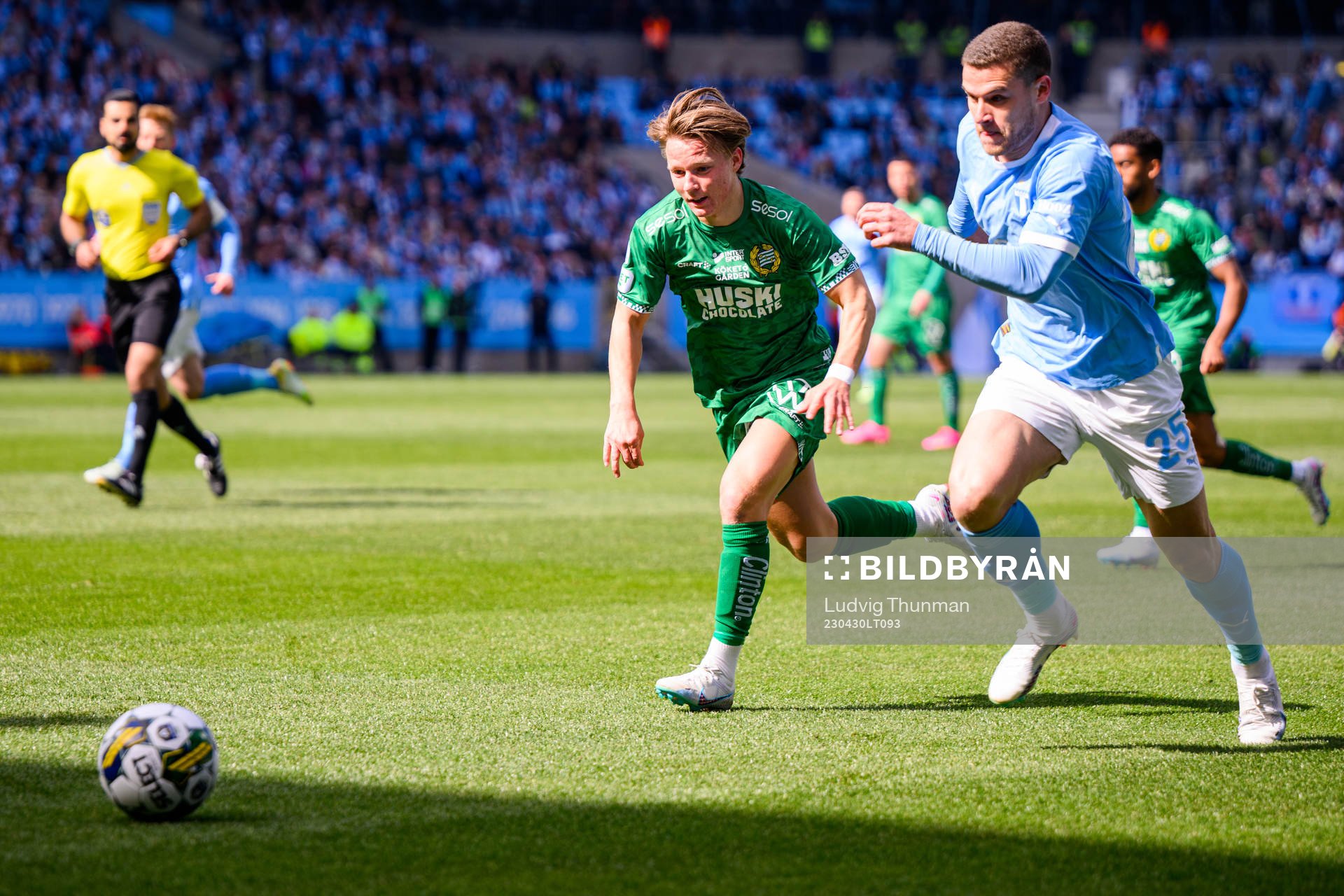 Hammarbys August Mikkelsen och Malmö FFs Gabriel Busanello under fotbollsmatchen i Allsvenskan mellan Malmö FF och Hammarby den 30 april 2023 i Malmö.