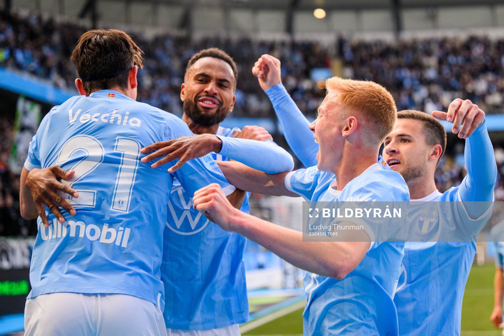 Malmö FFs Stefano Vecchia jublar med Isaac Kiese Thelin,