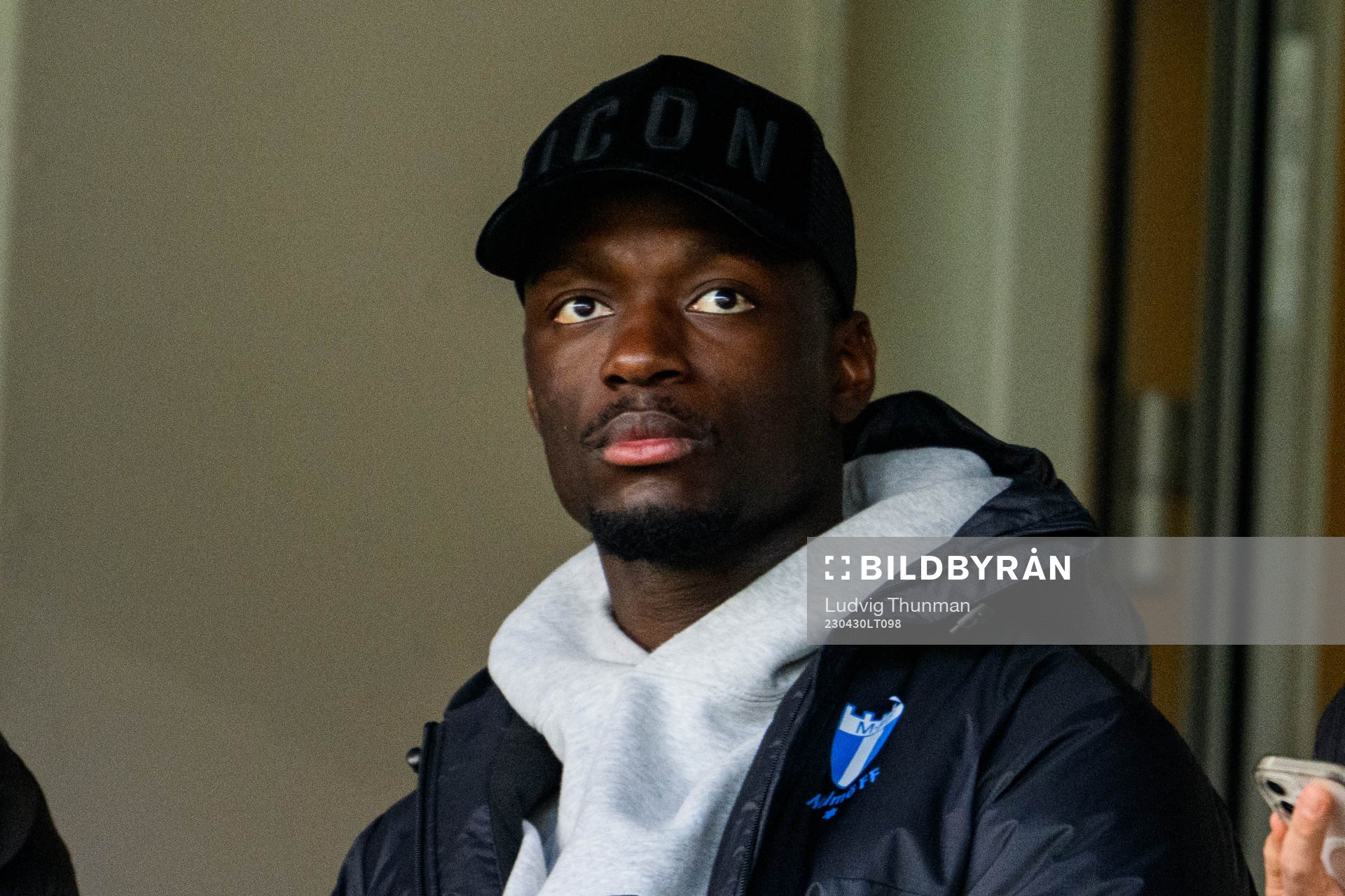 Målvakt Ismael Diawara på läktaren
