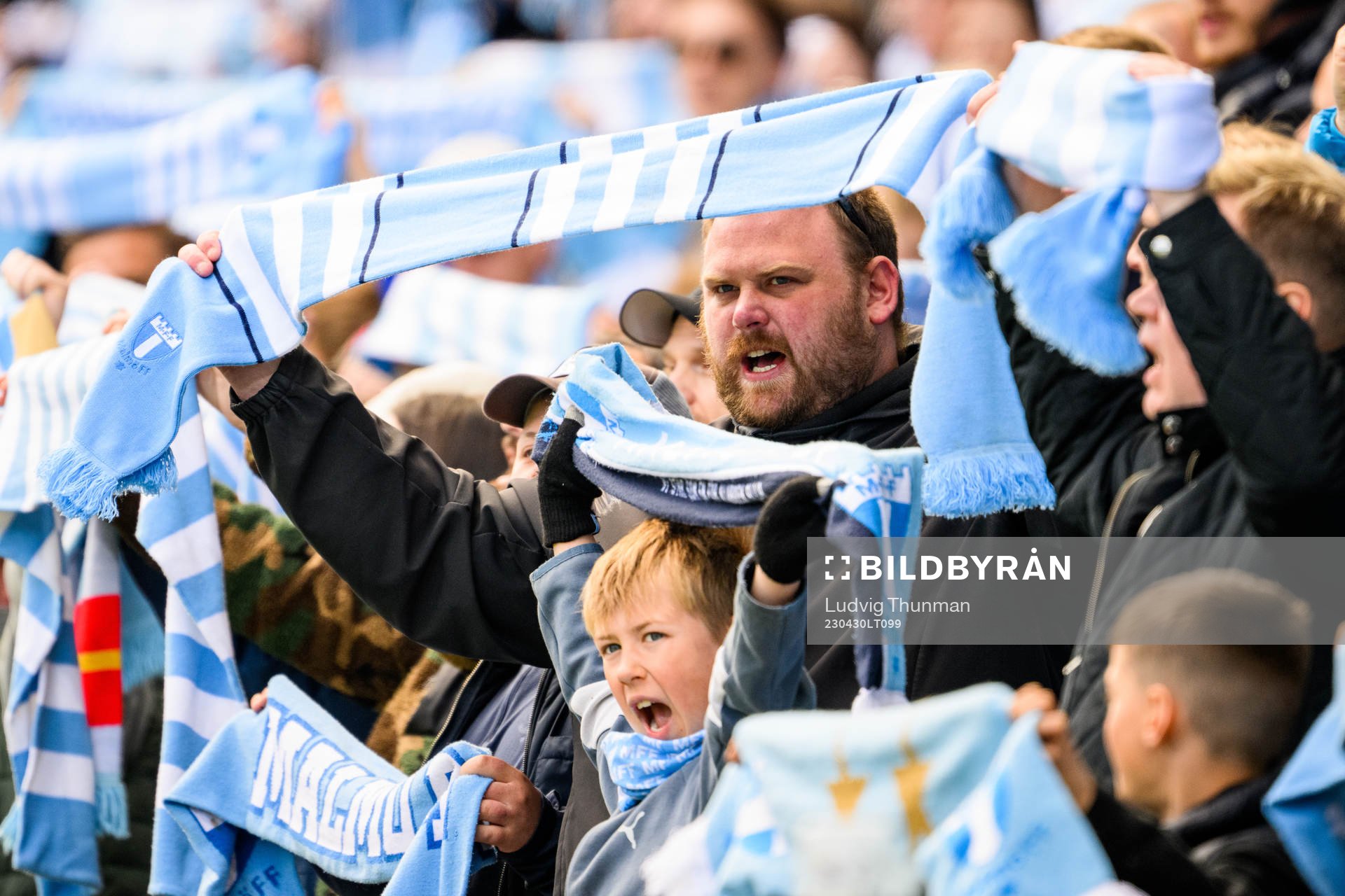 Malmö FFs supportrar på läktaren med halsdukar