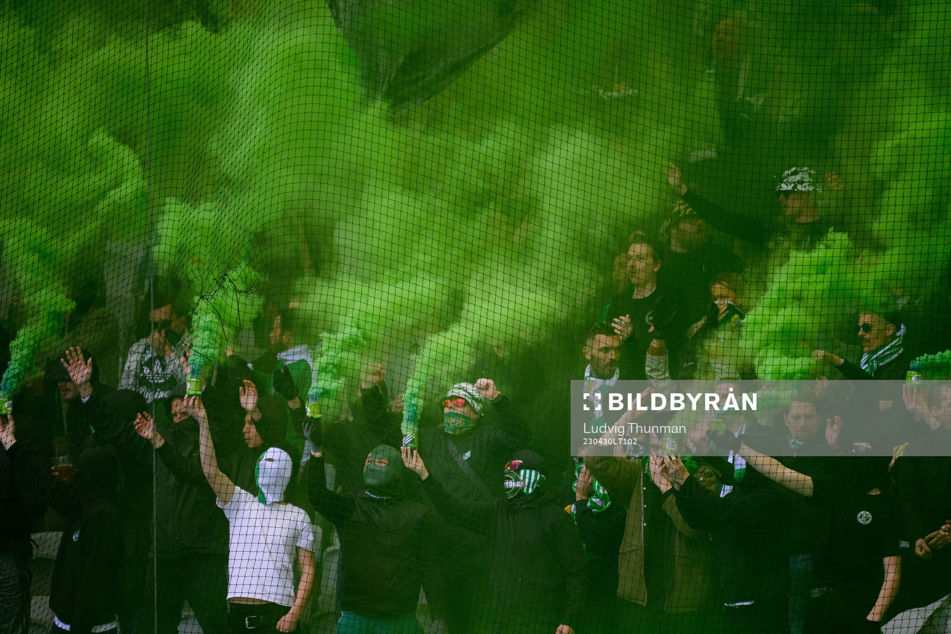 Hammarbys supportrar bränner bengaler