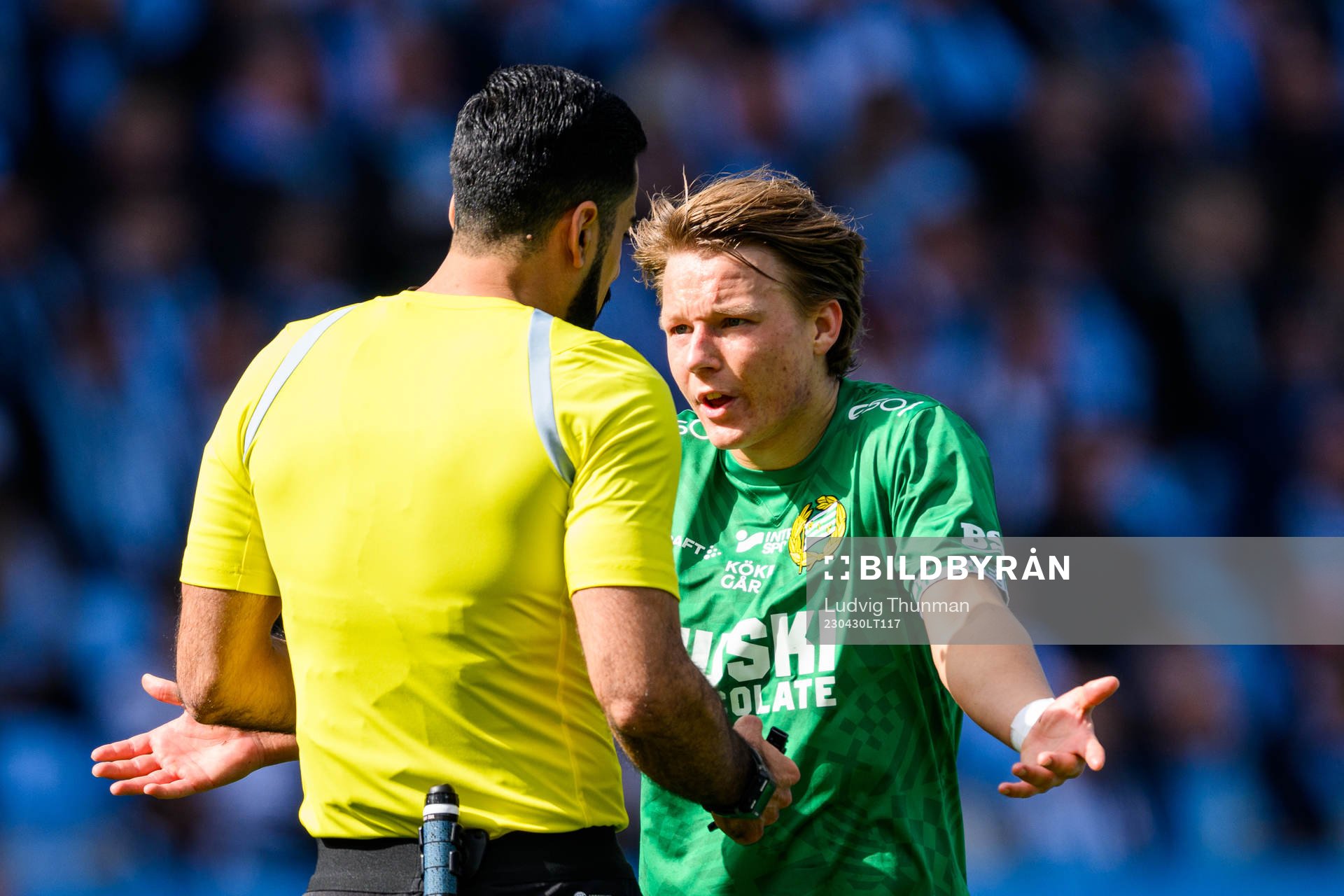Hammarbys August Mikkelsen i diskussion med domare Mohammed